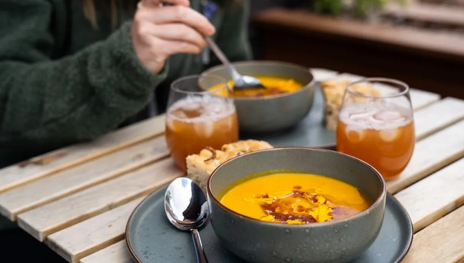 Soppa serverade i skålar på ett bord.