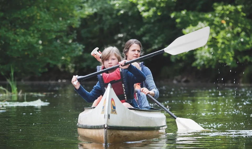 En person står längst uppe på branta diabaspelare.