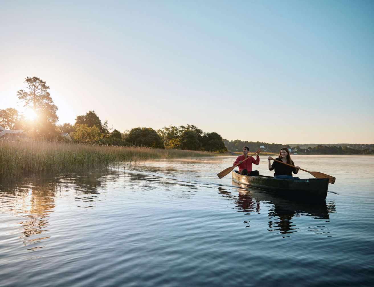 Guests in a canoe at Aspenäs Herrgård