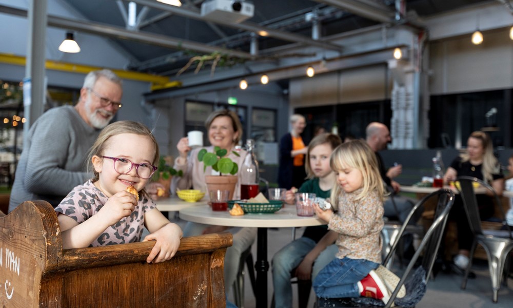 A family is having a Swedish fika at Balthazar Science Center