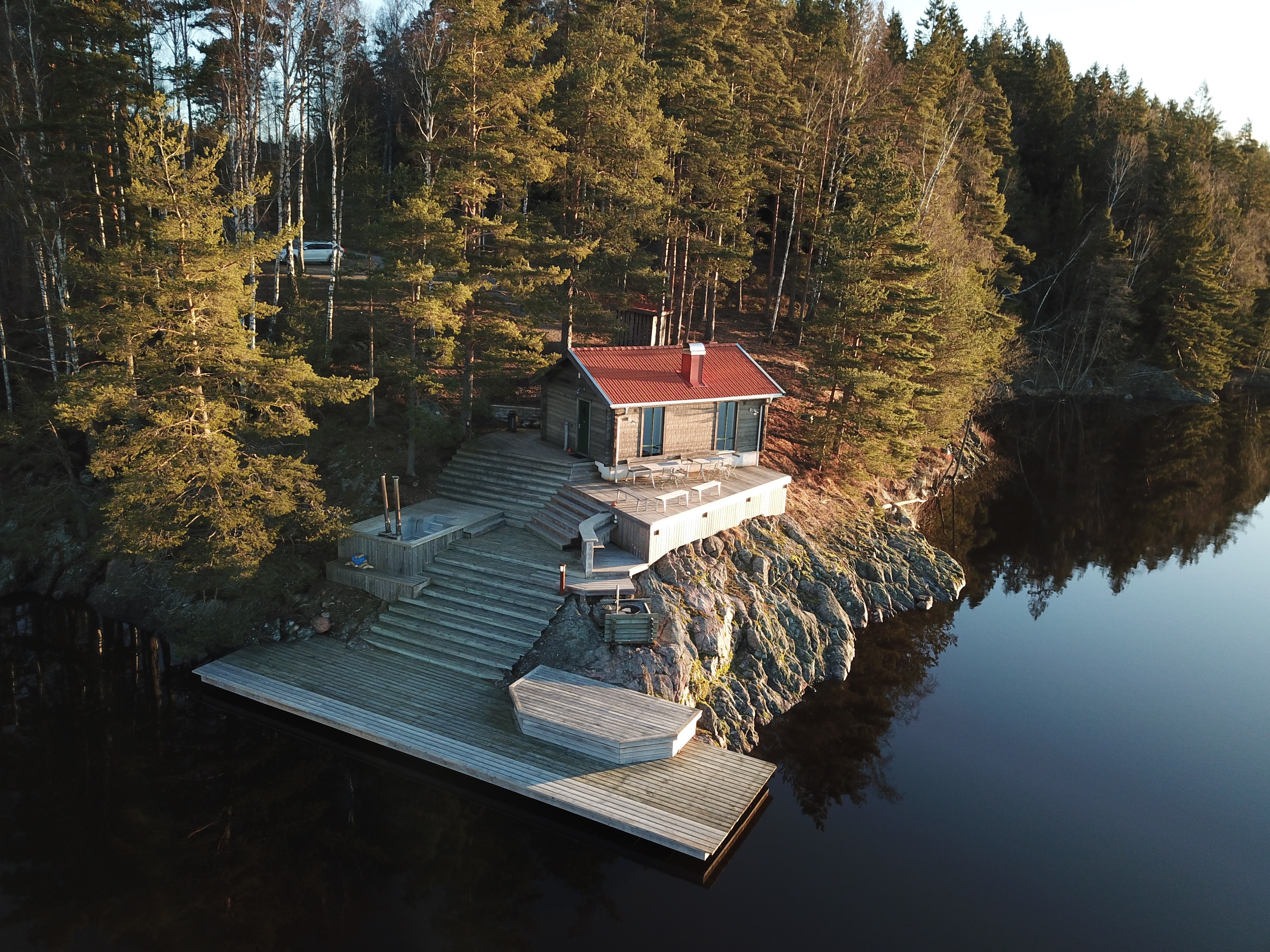 The sauna with its own jetty beautifully situated by the lake
