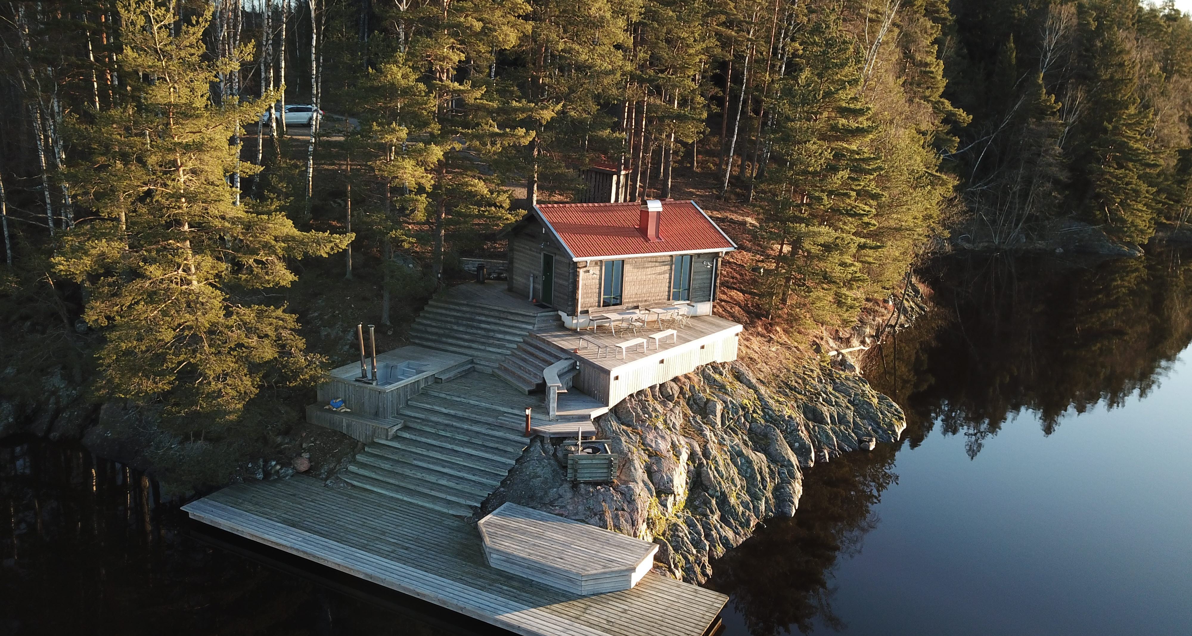 The sauna with its own jetty beautifully situated by the lake