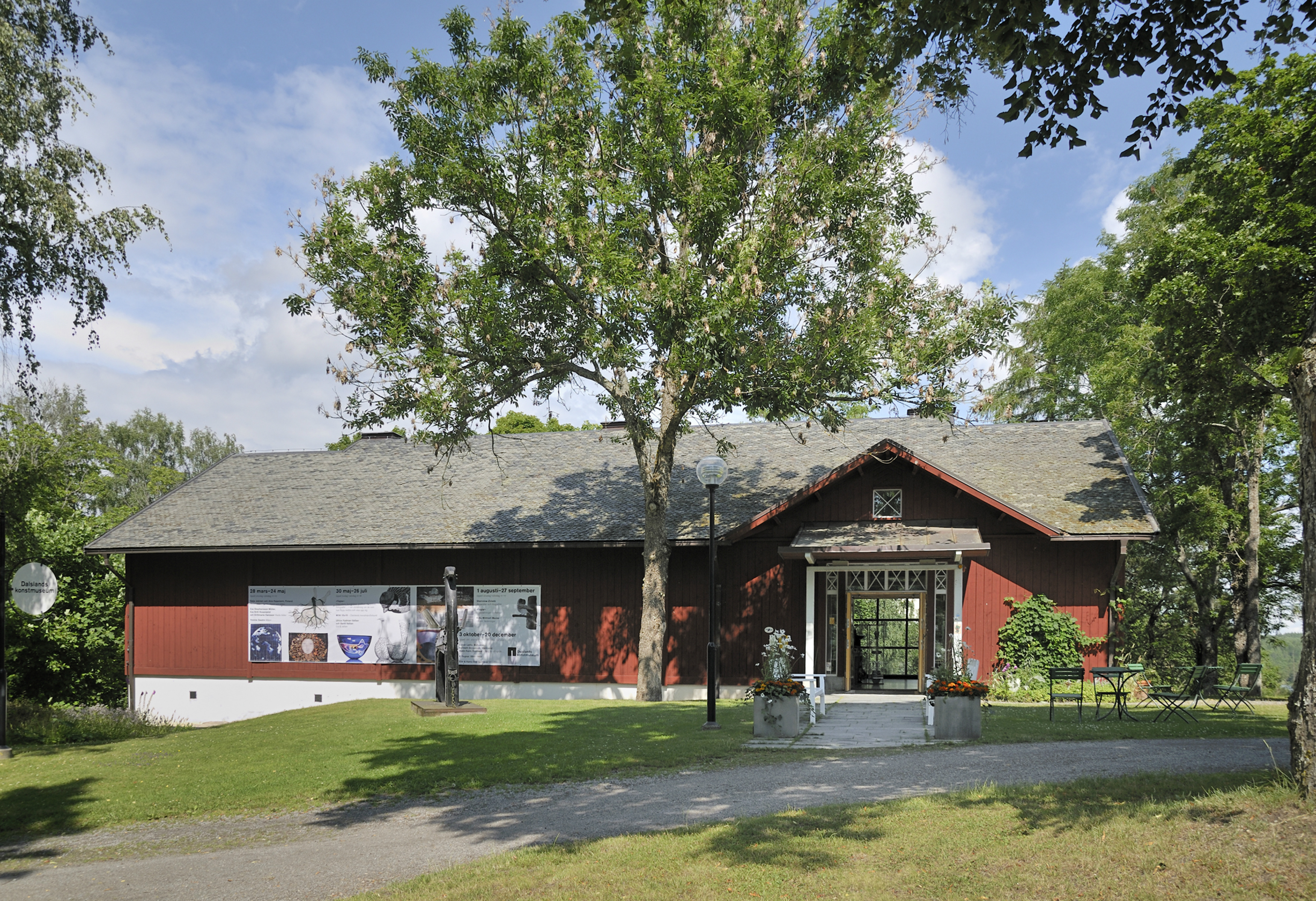 Red building at Dalslands Artstmuseum.