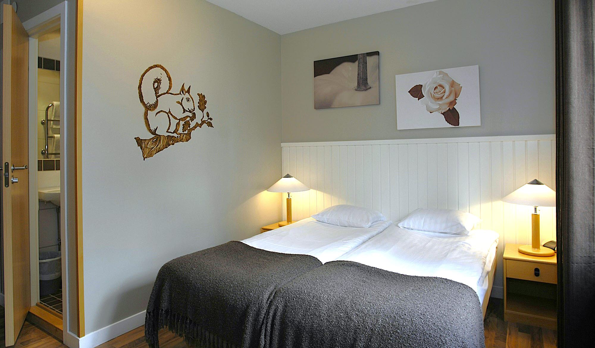 A double bedroom at Hotell Hehrne
