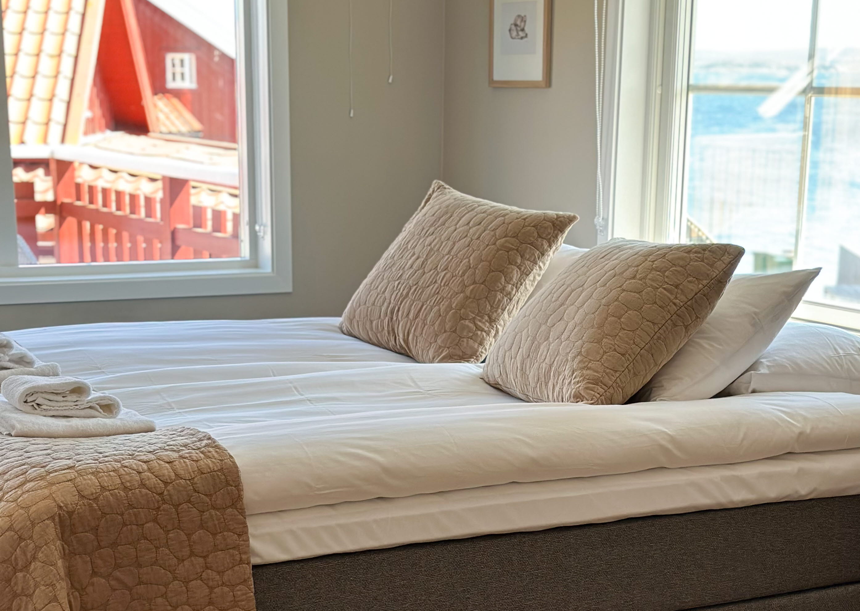 A double bedroom at Hotell Käringön