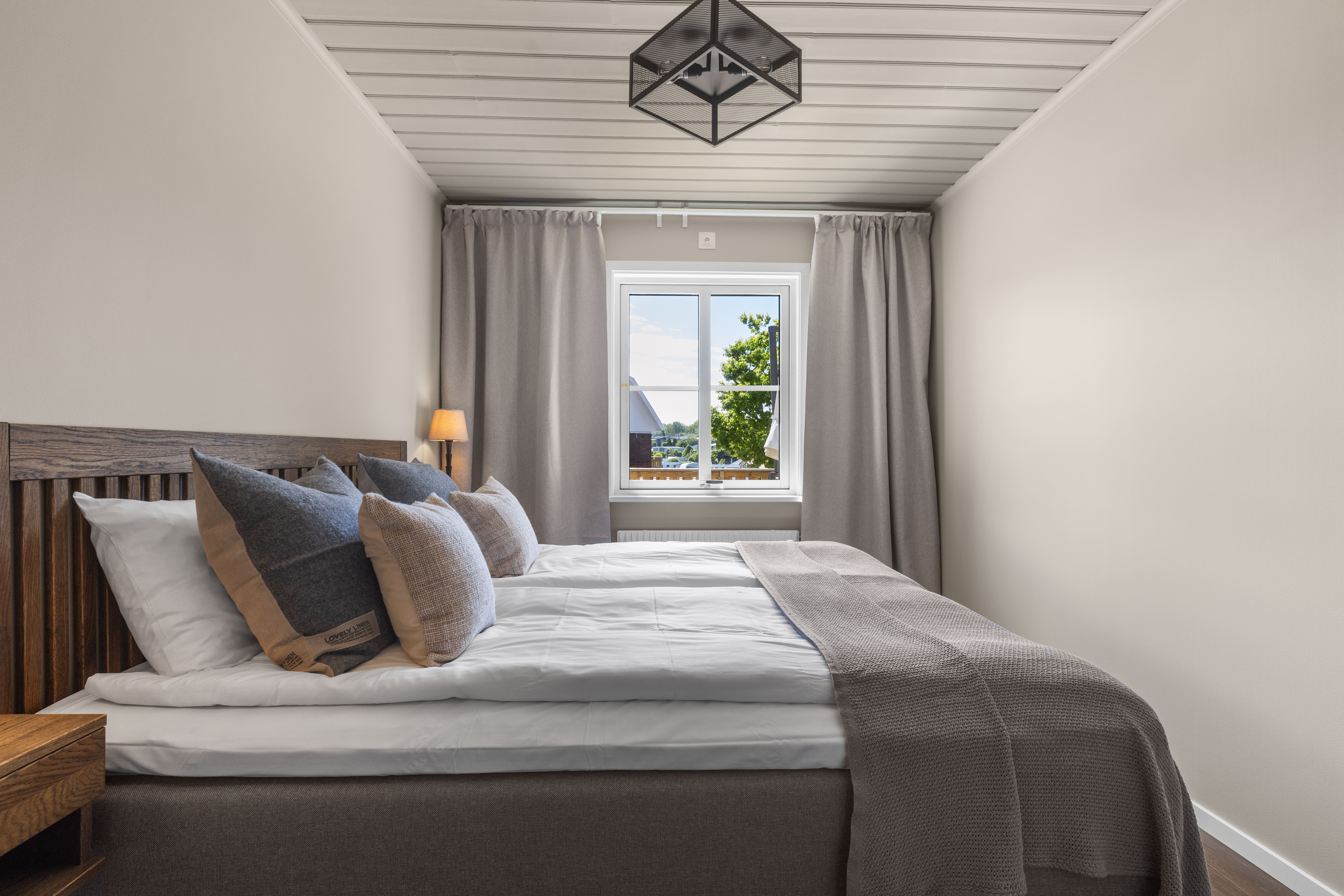 Hotel room with double bed at Grebbestad’s cabin accommodation