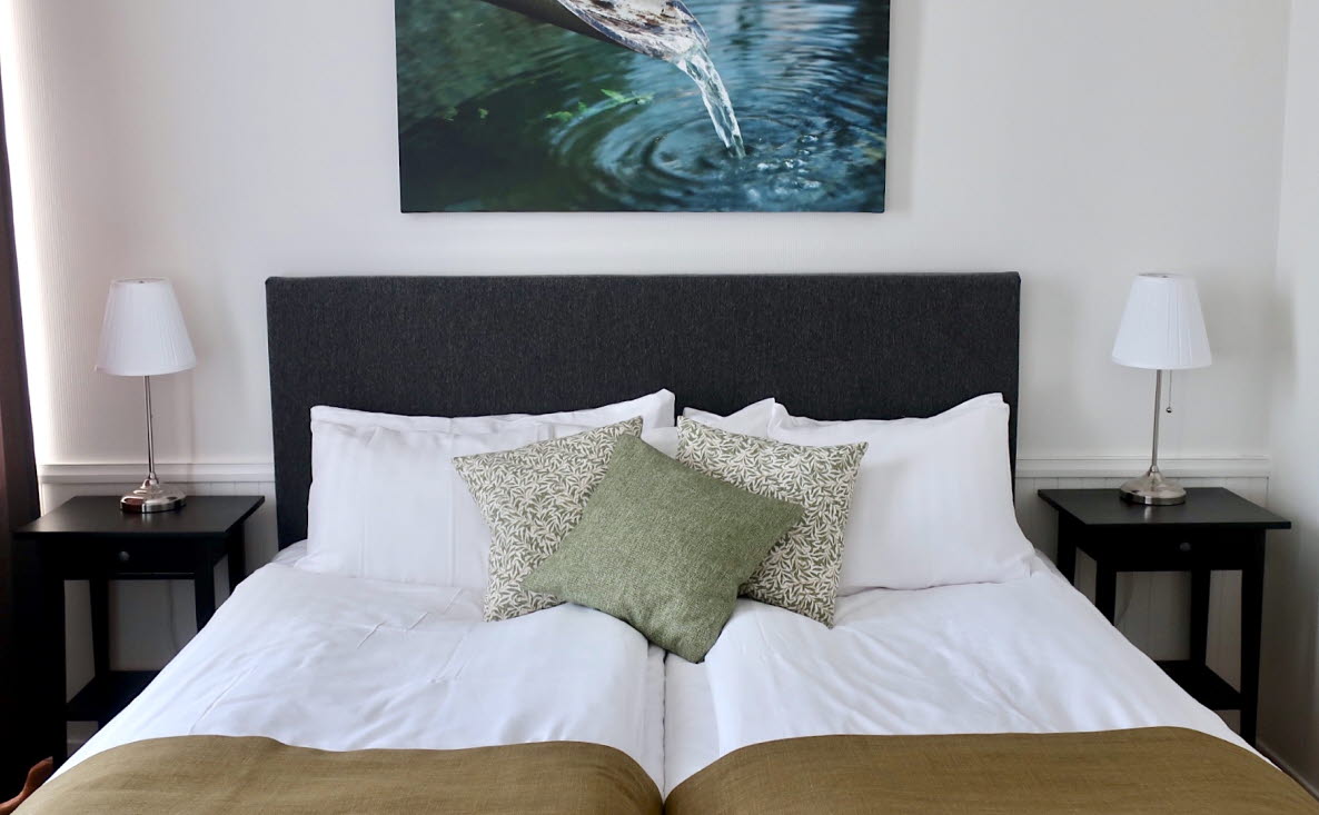 A double bedroom at Herrljunga Hotell & Konferens