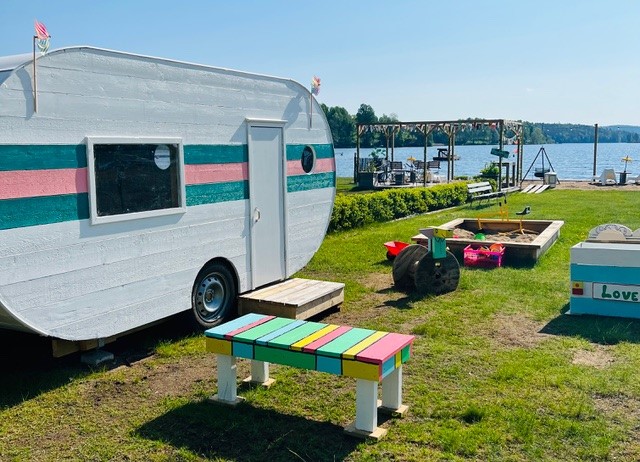 Retro-style caravan with lake view at Nössemark Camping