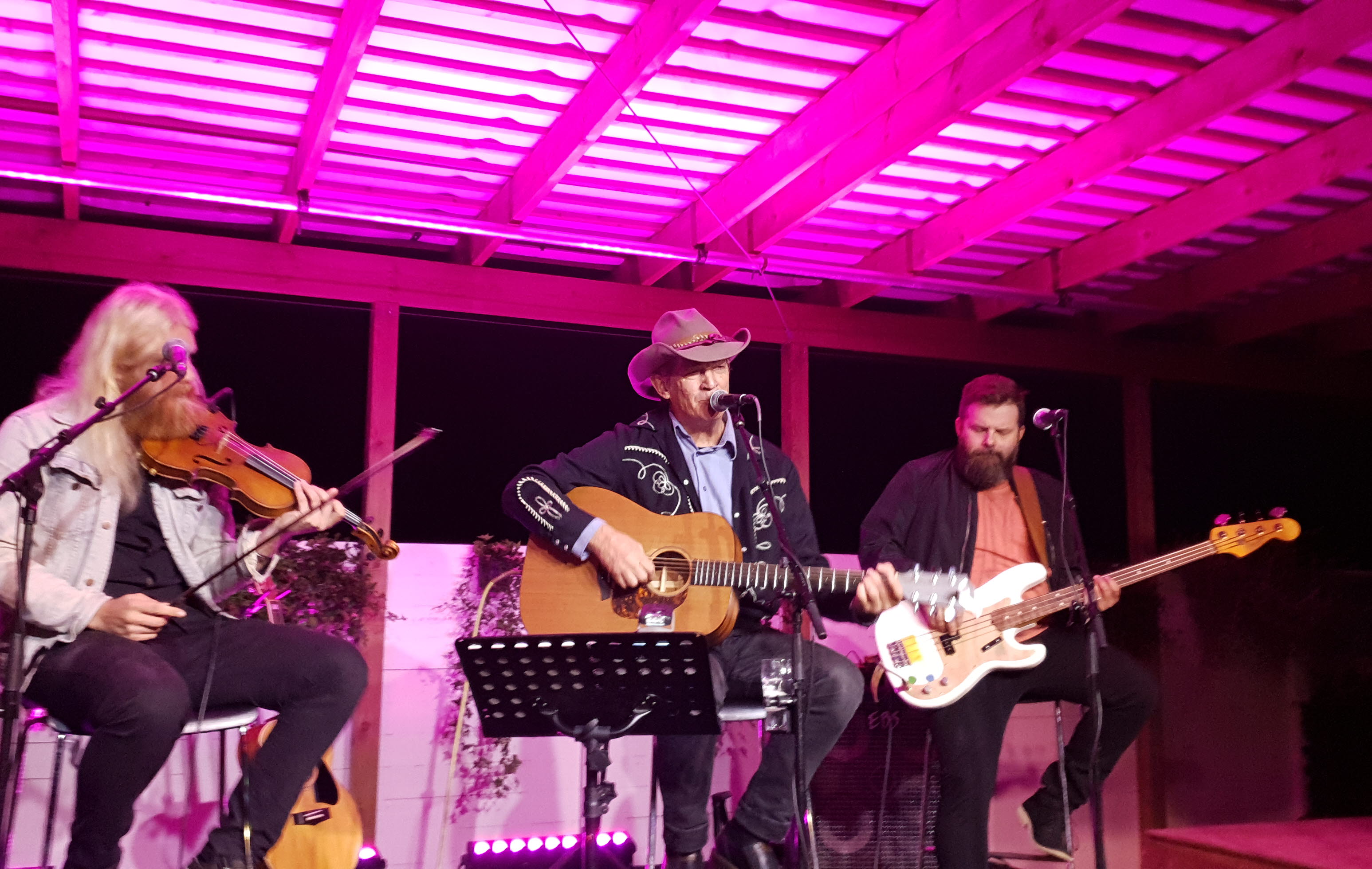 Band is playing at Jordhammars Herrgård.