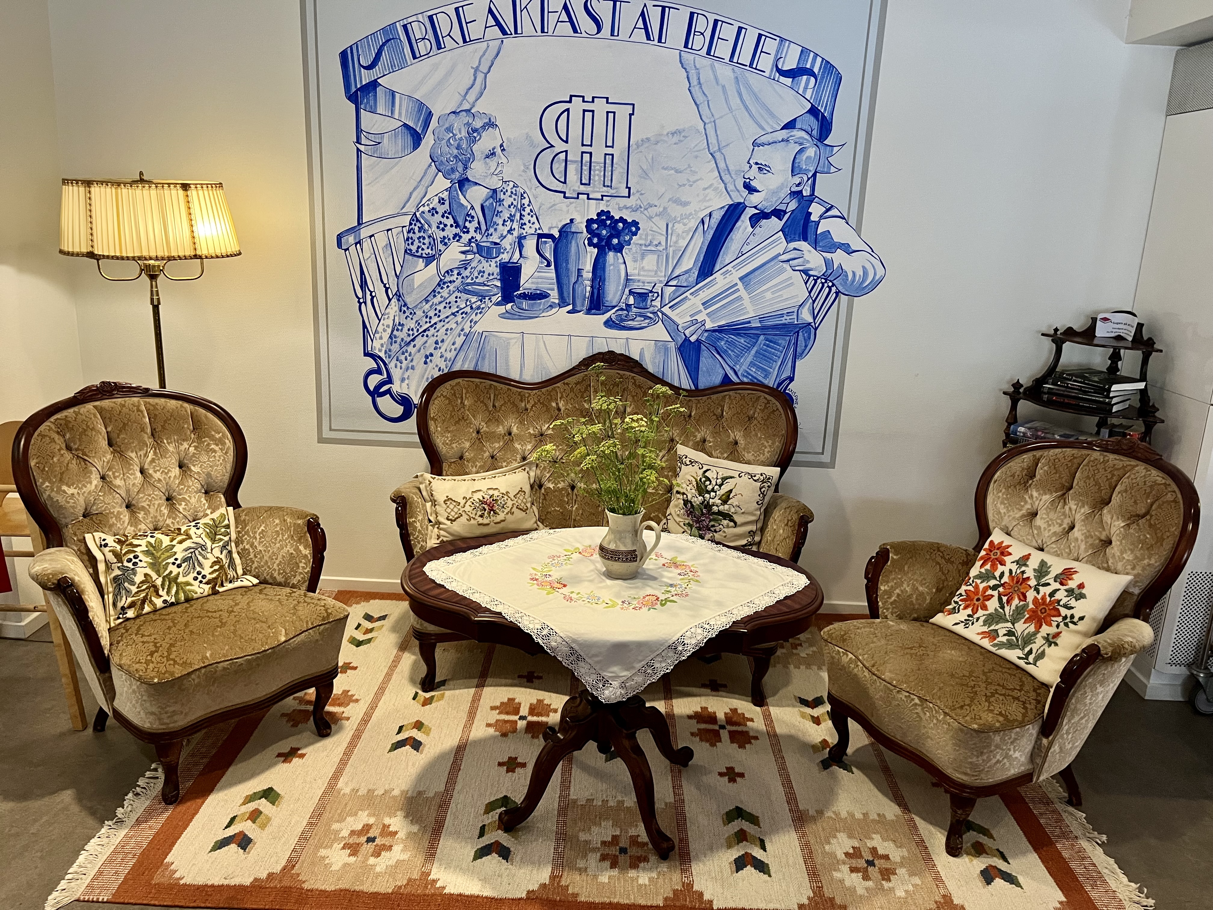 The cozy coffee room at Hotell Bele