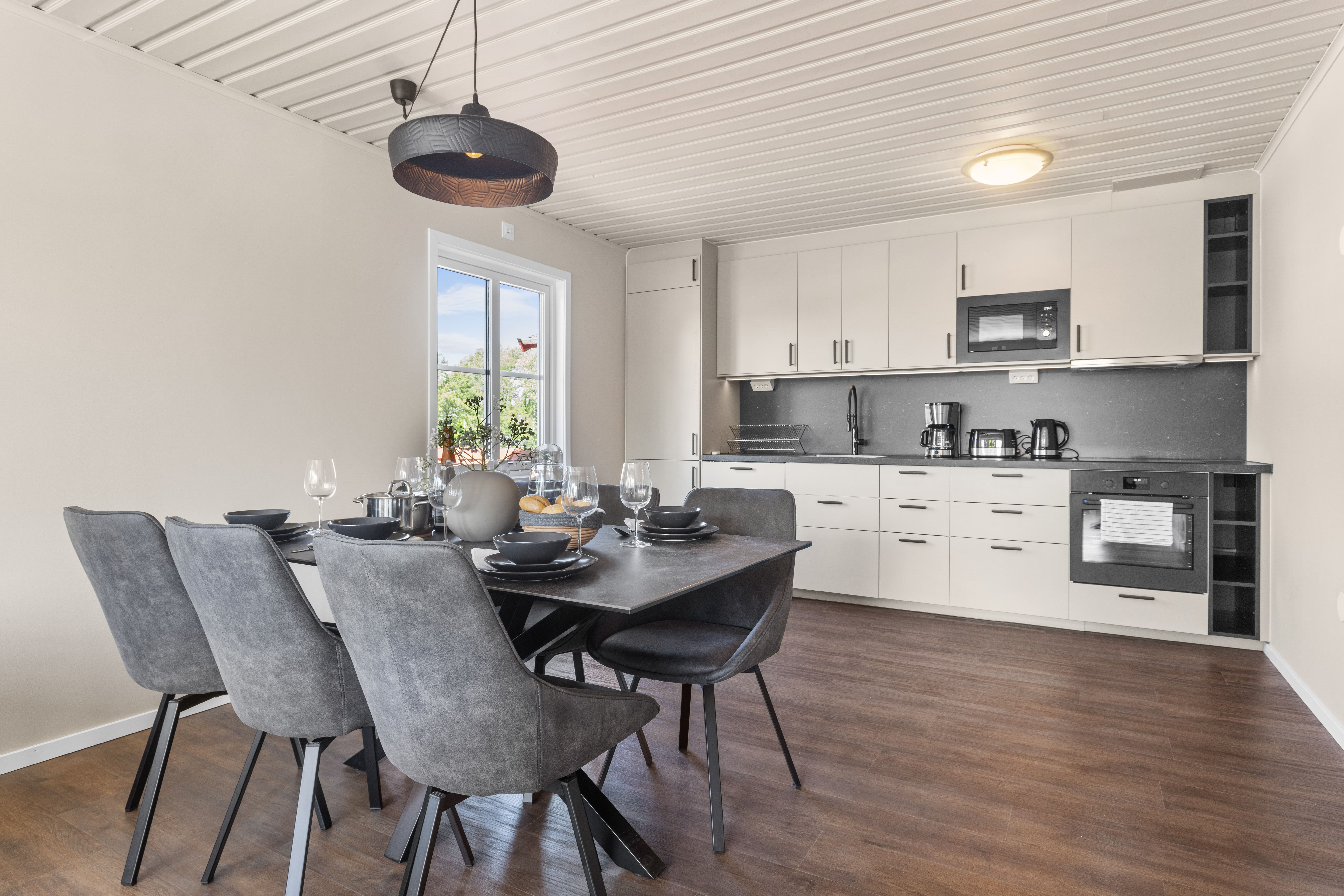 Kitchen with dining table and chairs at Grebbestad’s cabin accommodation