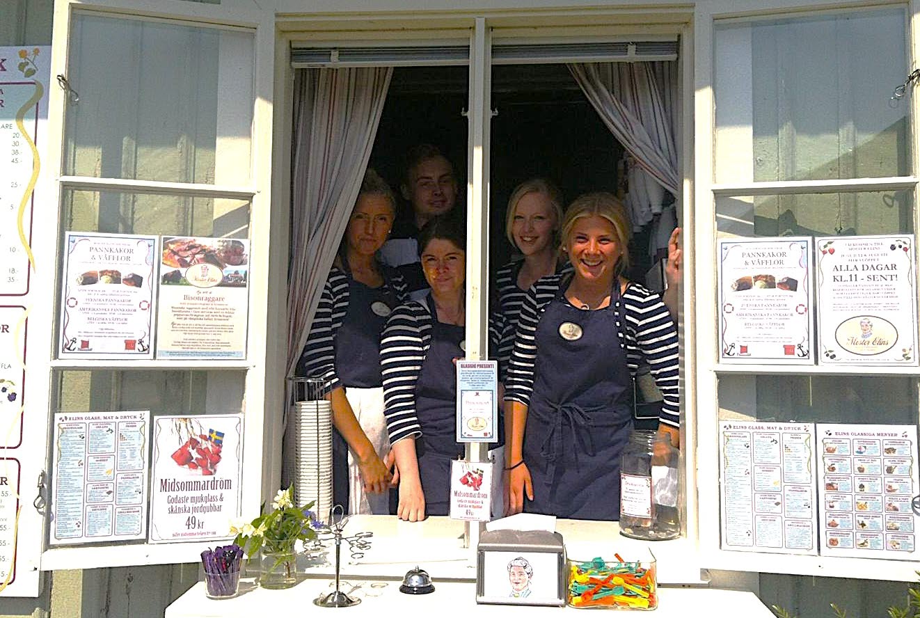 The staff looking out from the icecream café's window at Moster Elins Glass