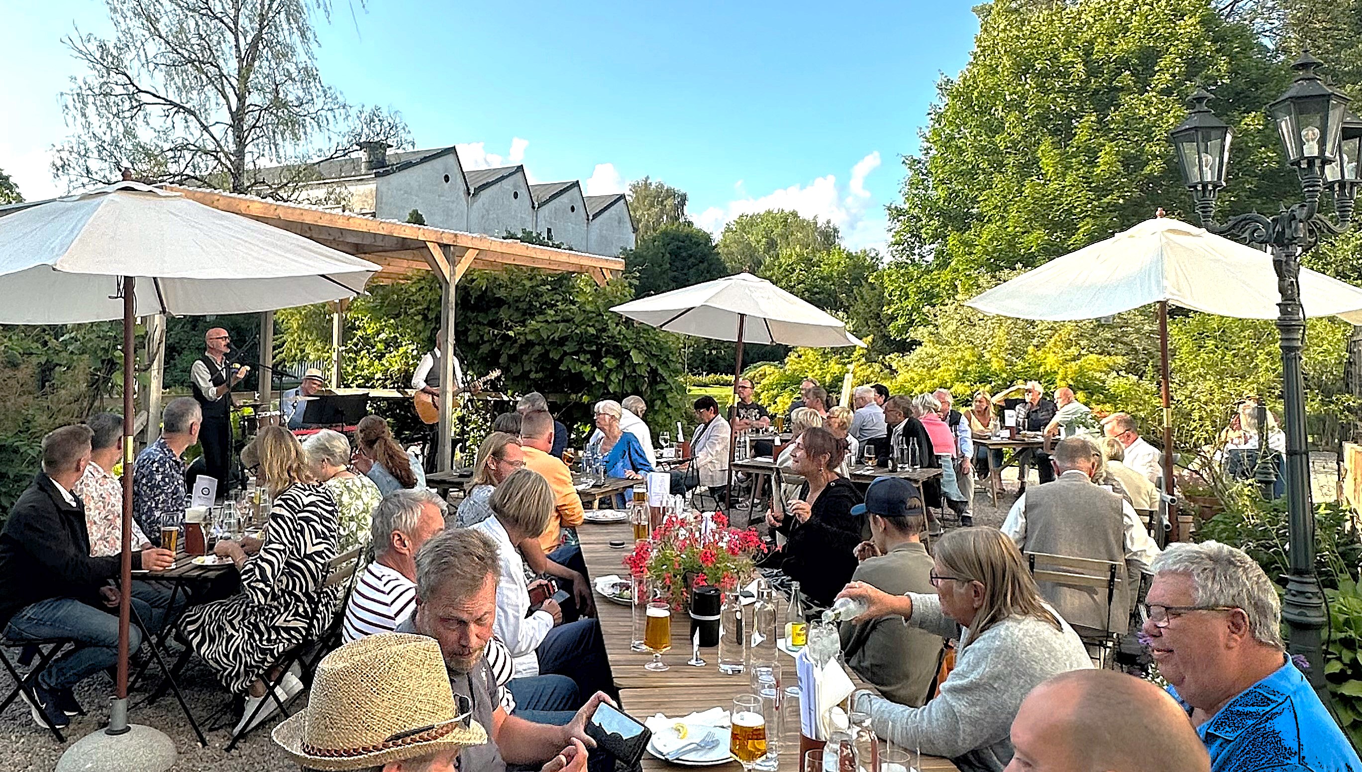 Live music entertainment on the outdoor terrace of Rydal Manor