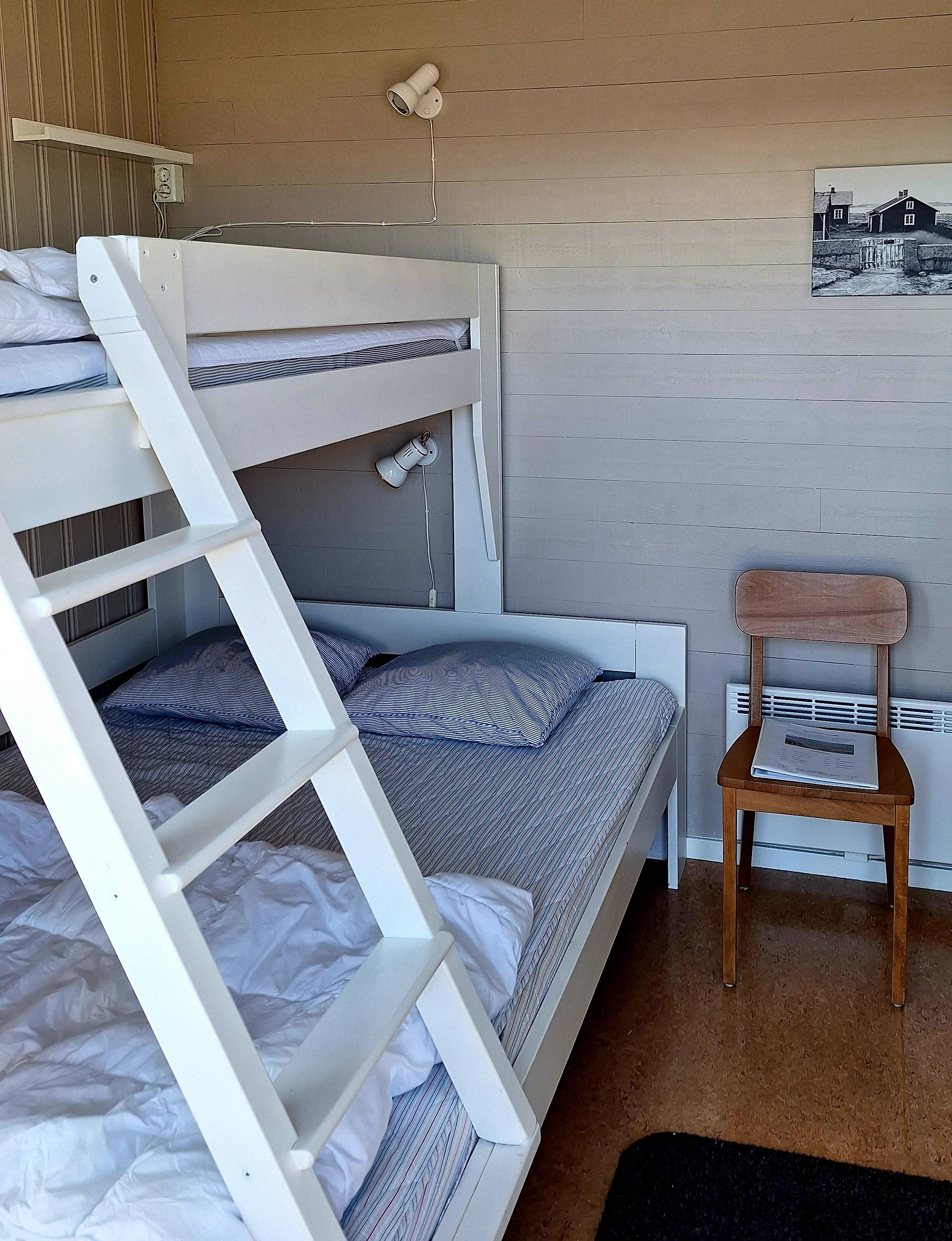 Bedroom with bunk bed in a cabin at Utpost Hållö