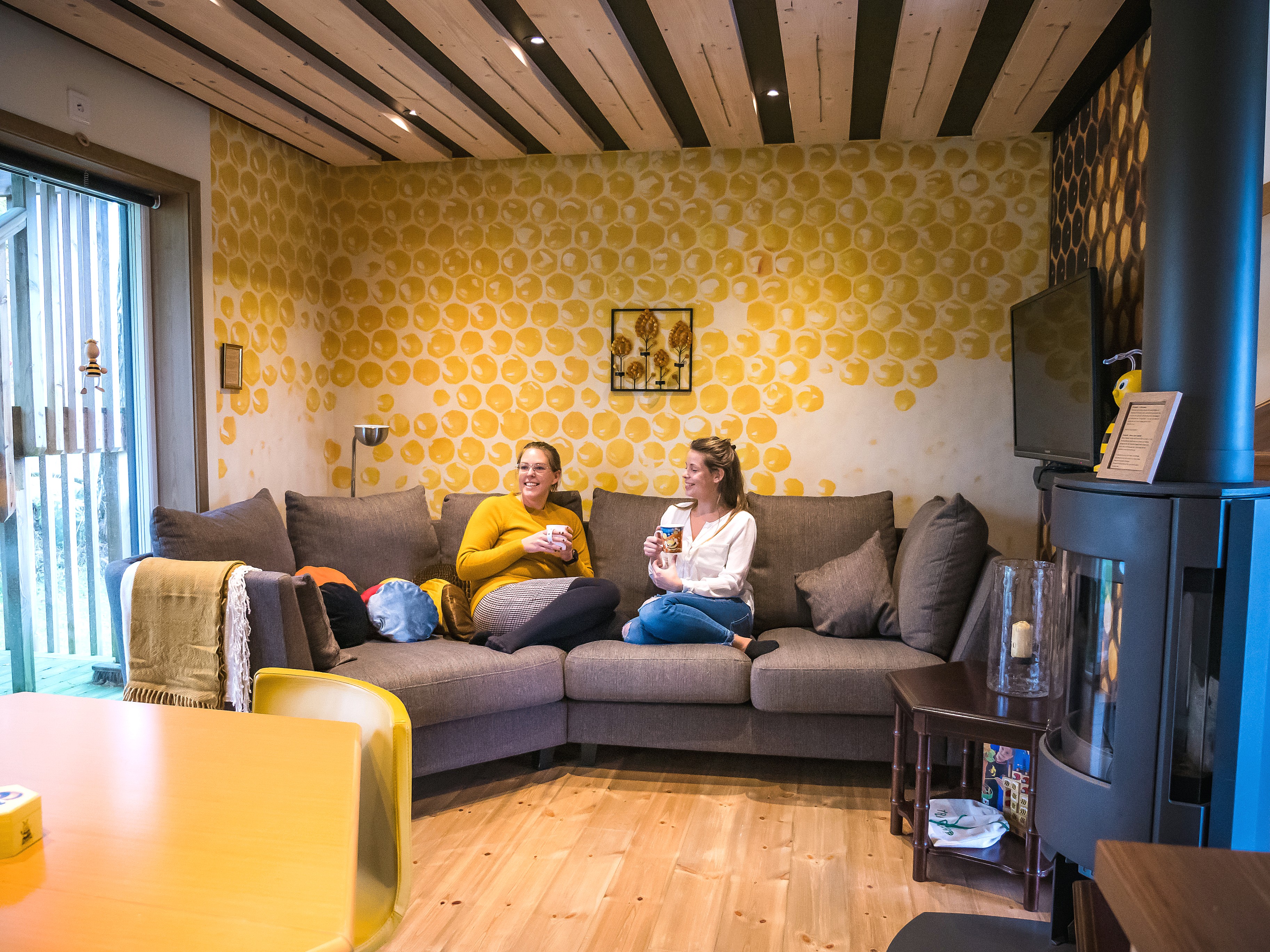 Guests in the lounge area at Tavlebords Honungsgård.