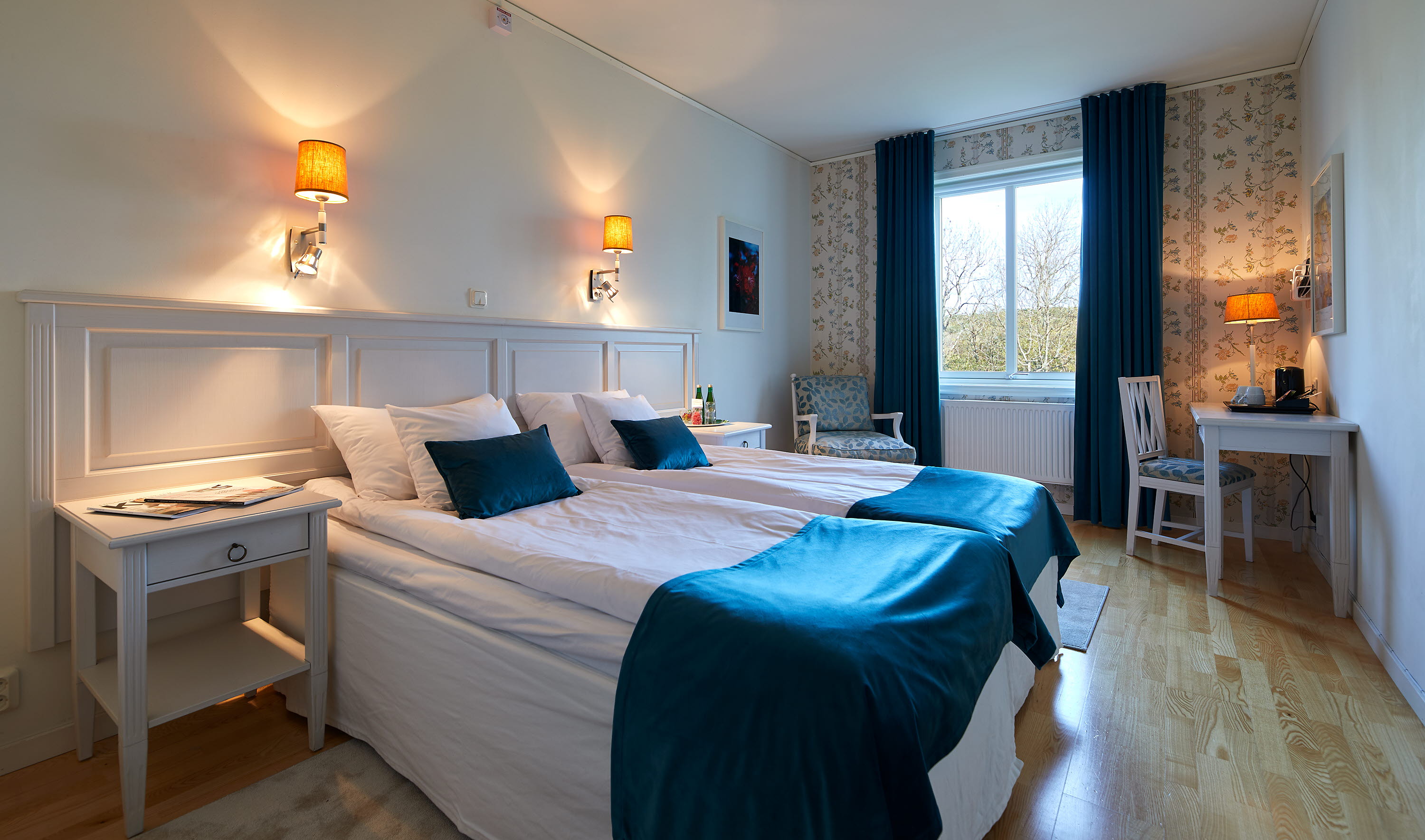 Bright hotel room with a dubble bed.