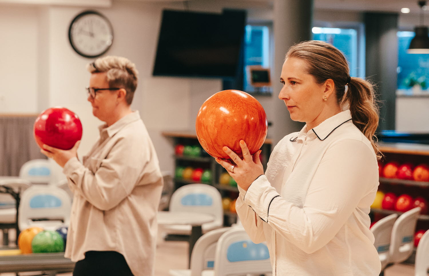 Two guests competes in bowling at Lumber & Karle