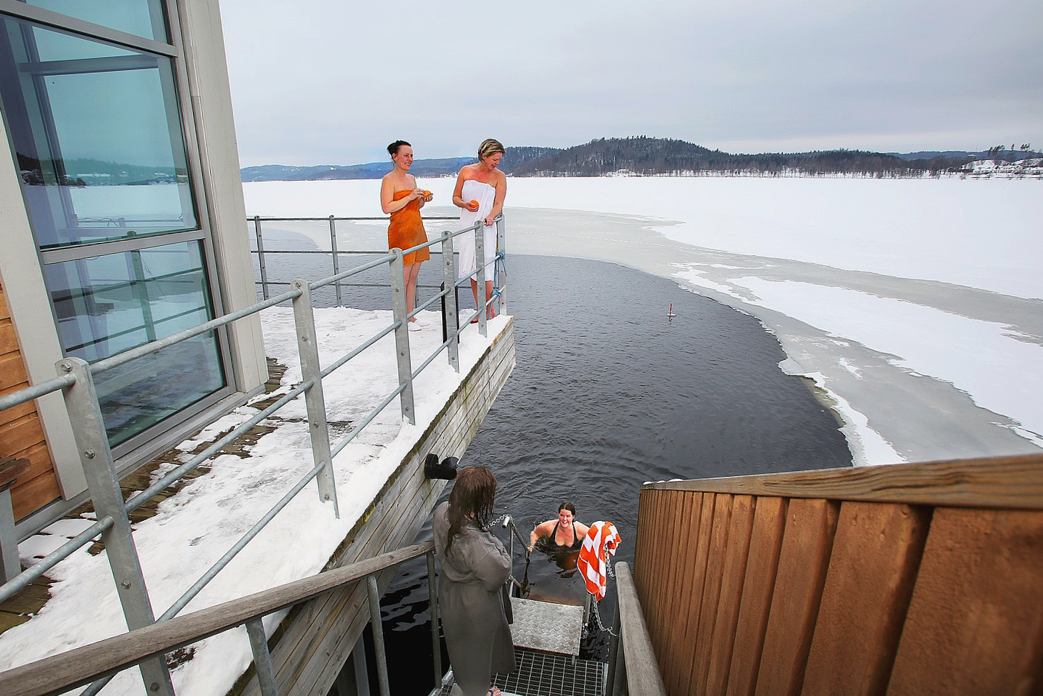 Winter bathing guests at Ulricehamns kallbadhus.