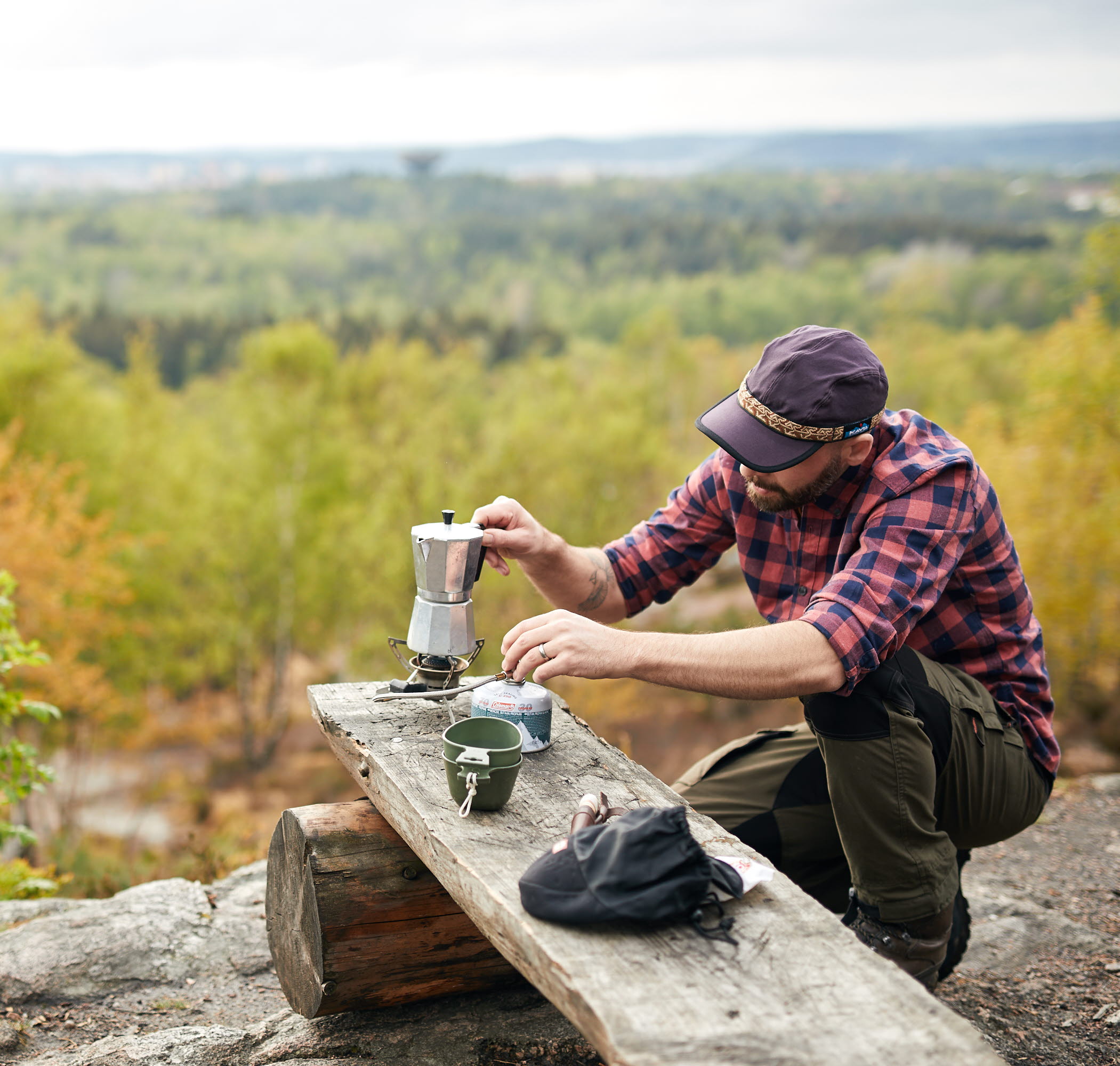Women hike on Biosfärleden