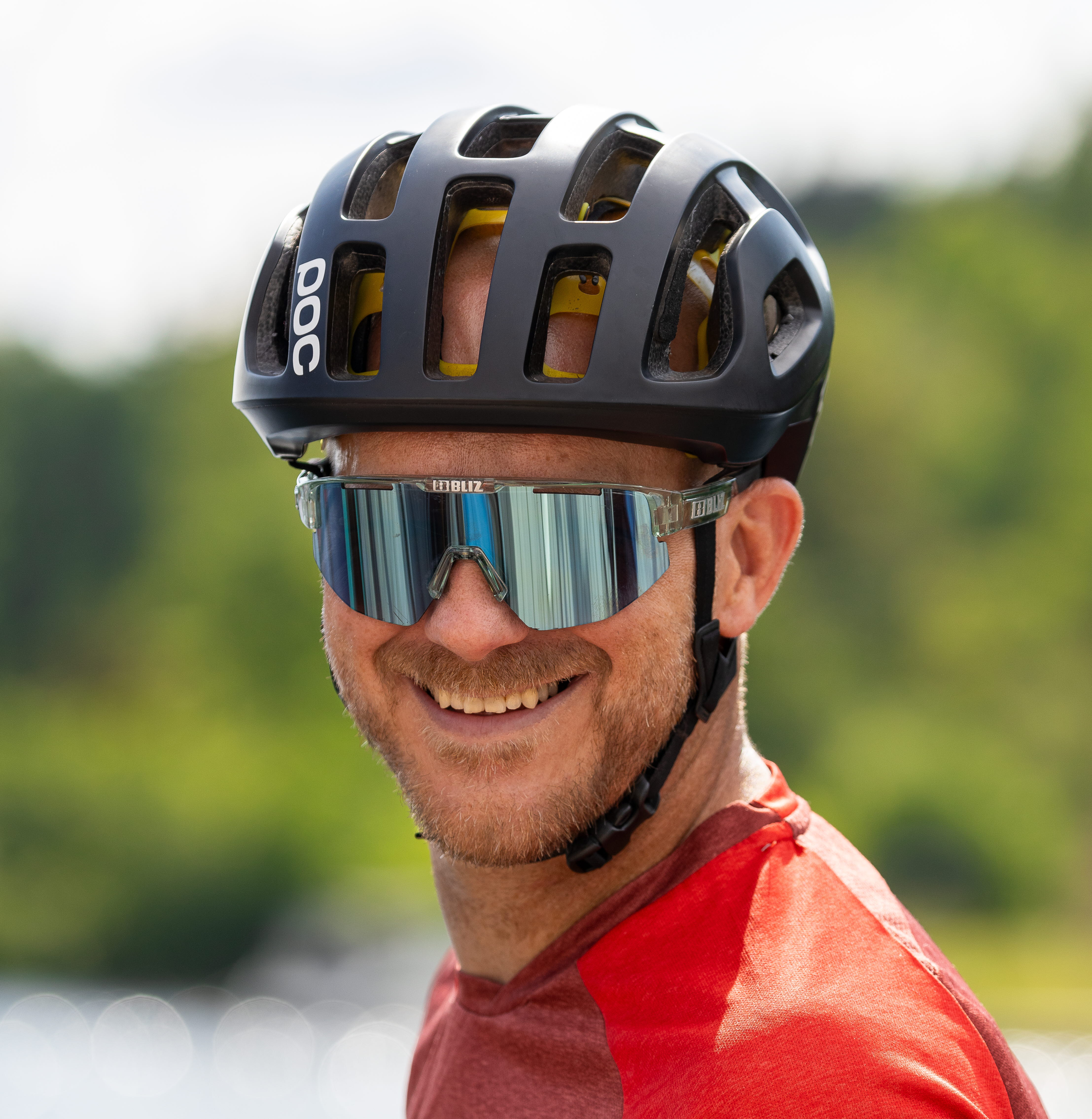 Närbild på person med cykelhjälm.