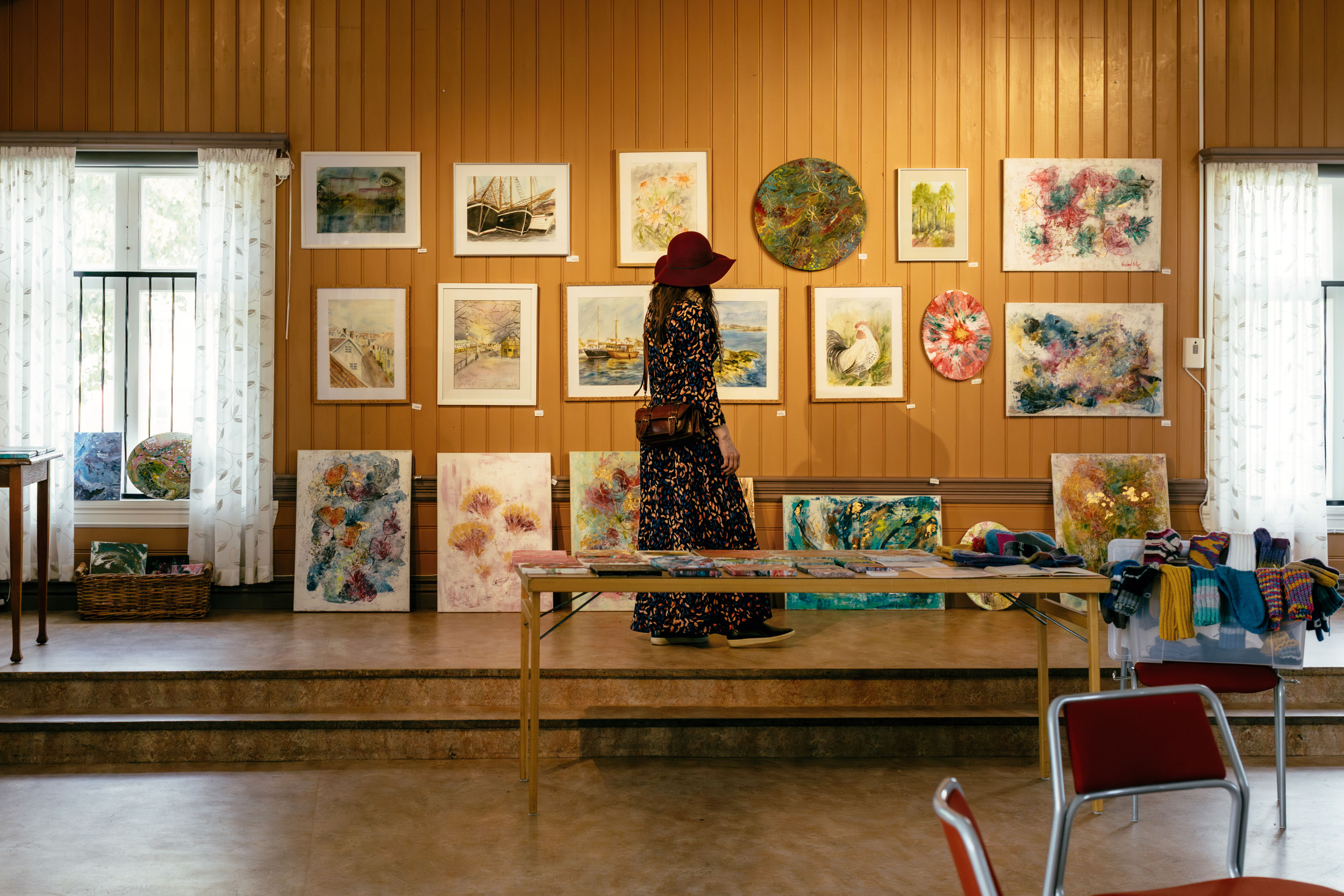 Friends on an art tour