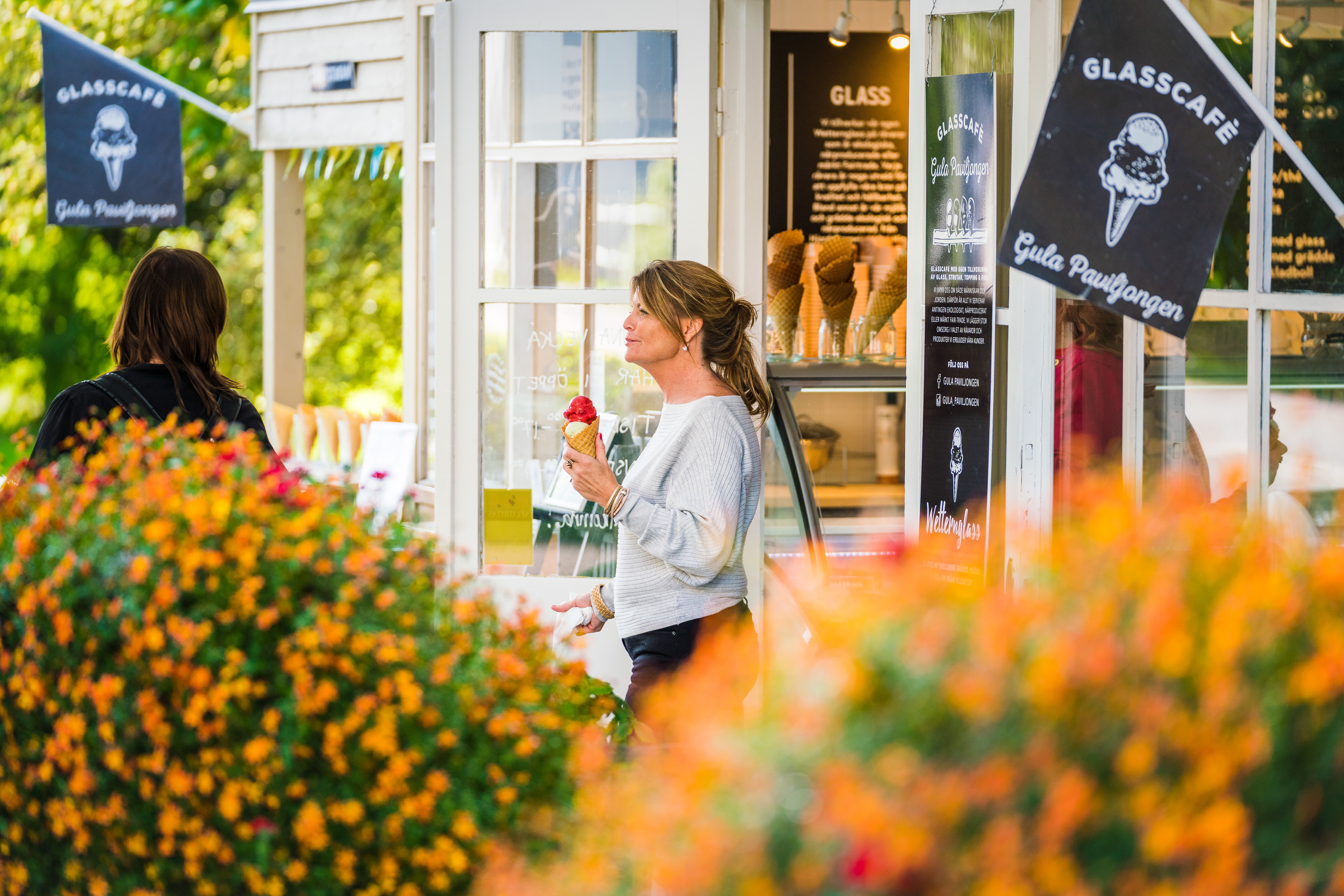 Women eating icecream in Hjo