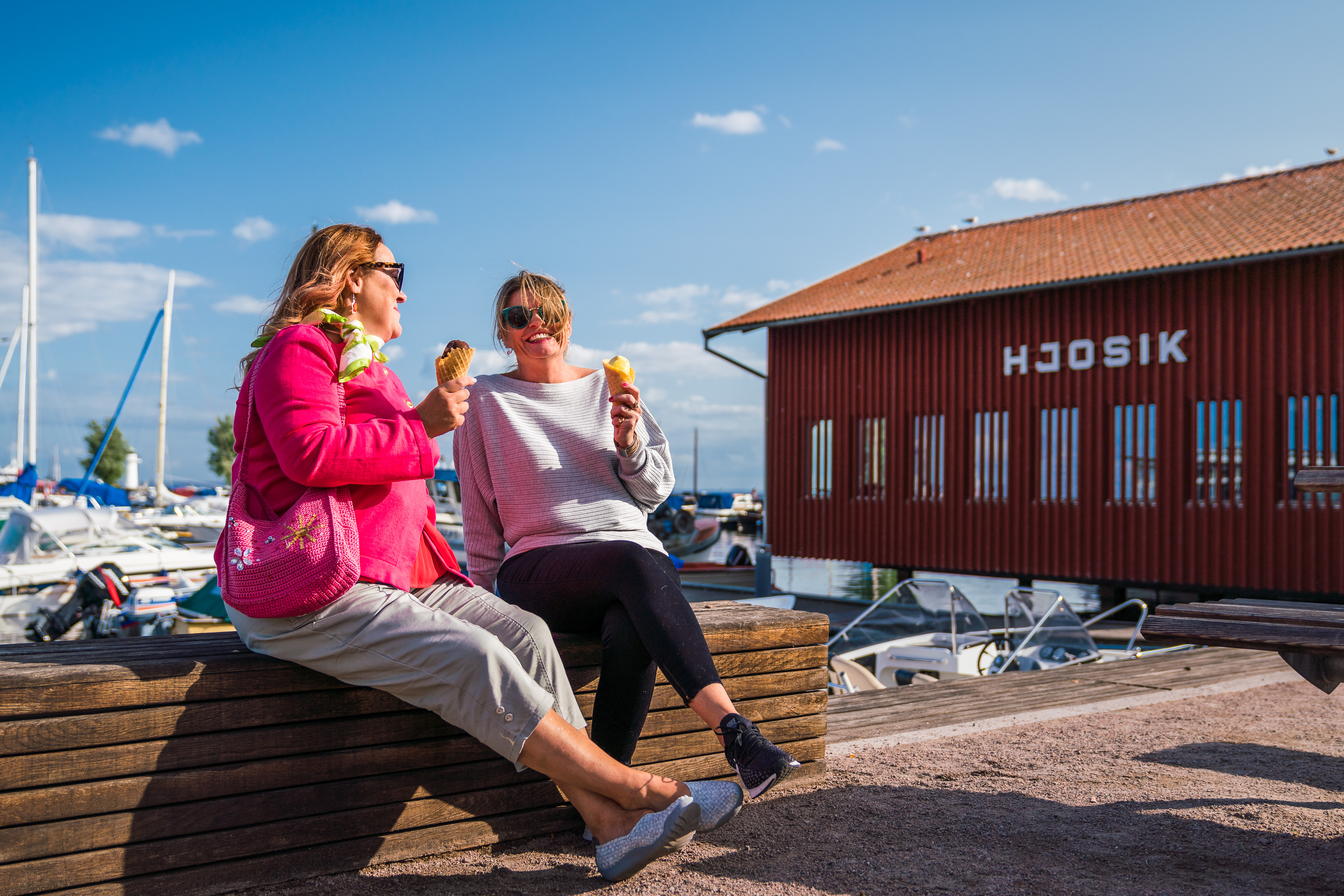 Women eating ice cream in Hjo