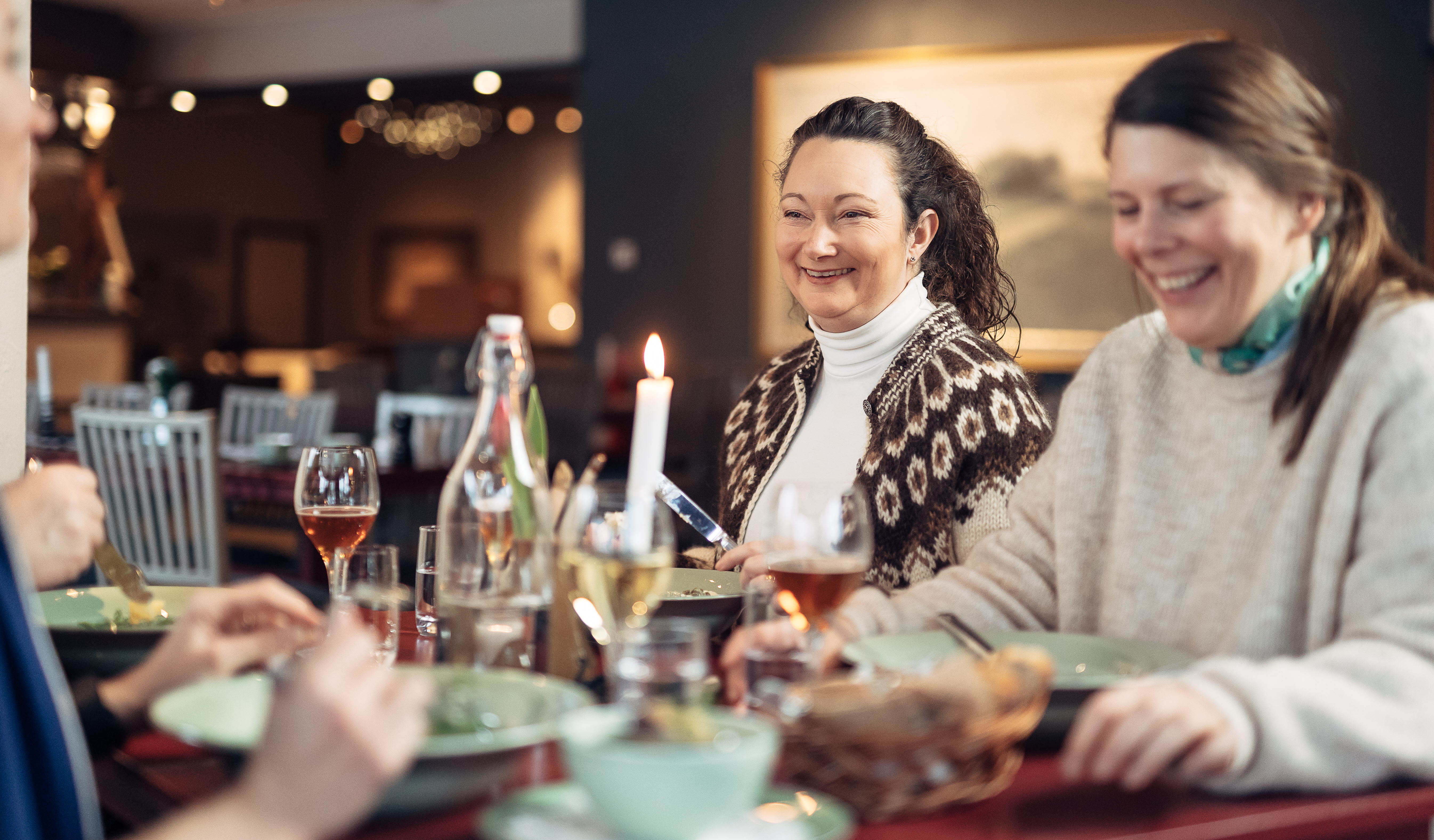 A group enjoys a meal at Löfwings Ateljé & Krog