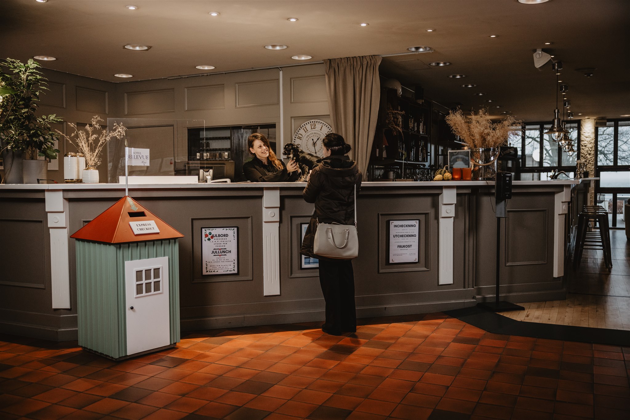 Women talking in a hotel reception.
