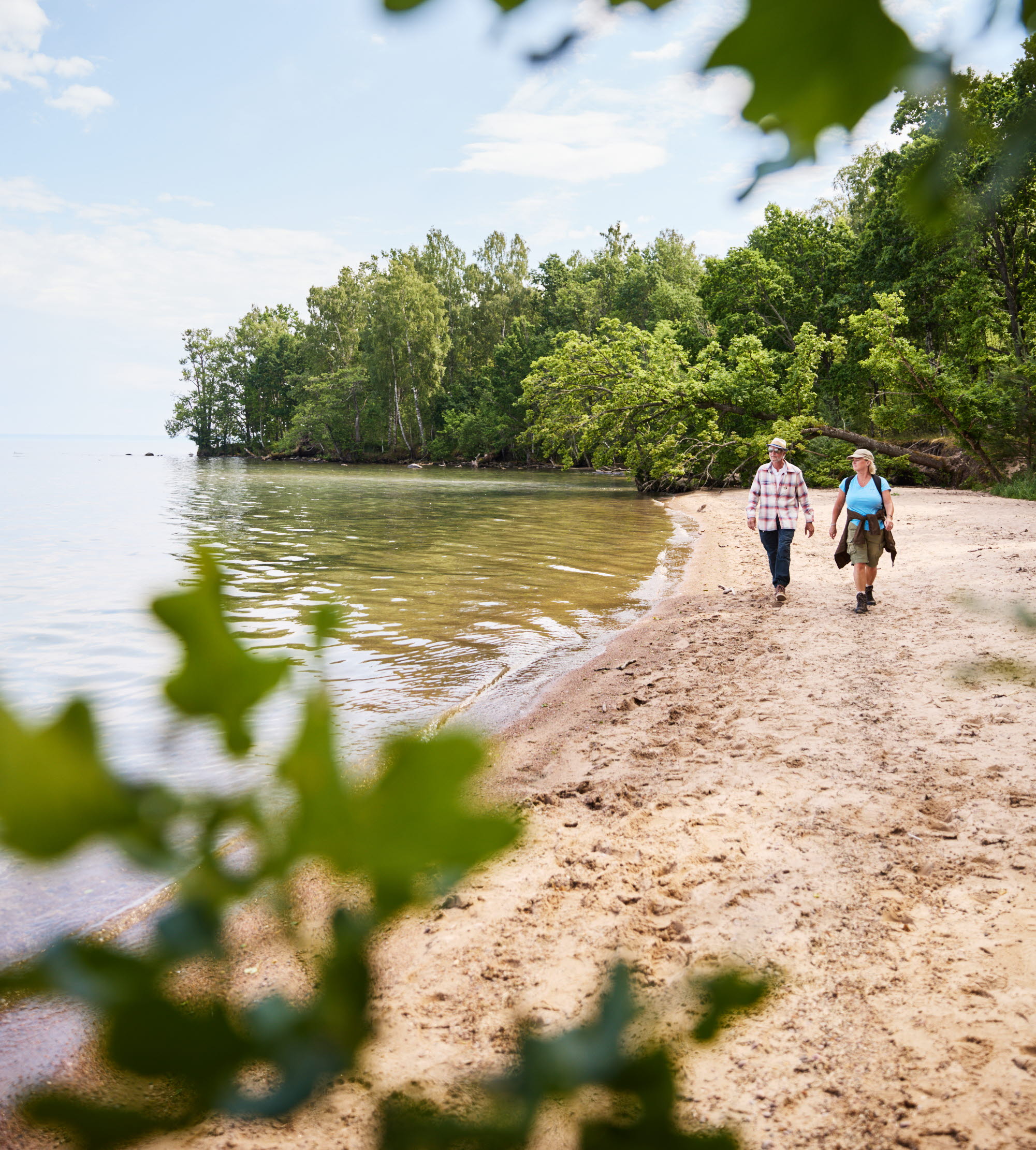 Hikers on the beach by Almnäs Bruk.