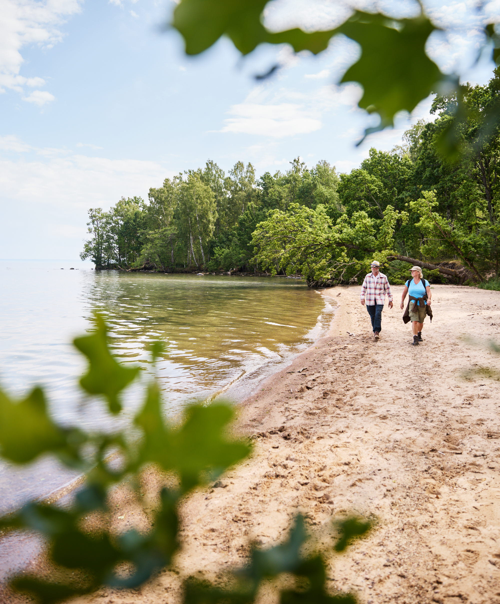 Hikers on the beach by Almnäs Bruk.