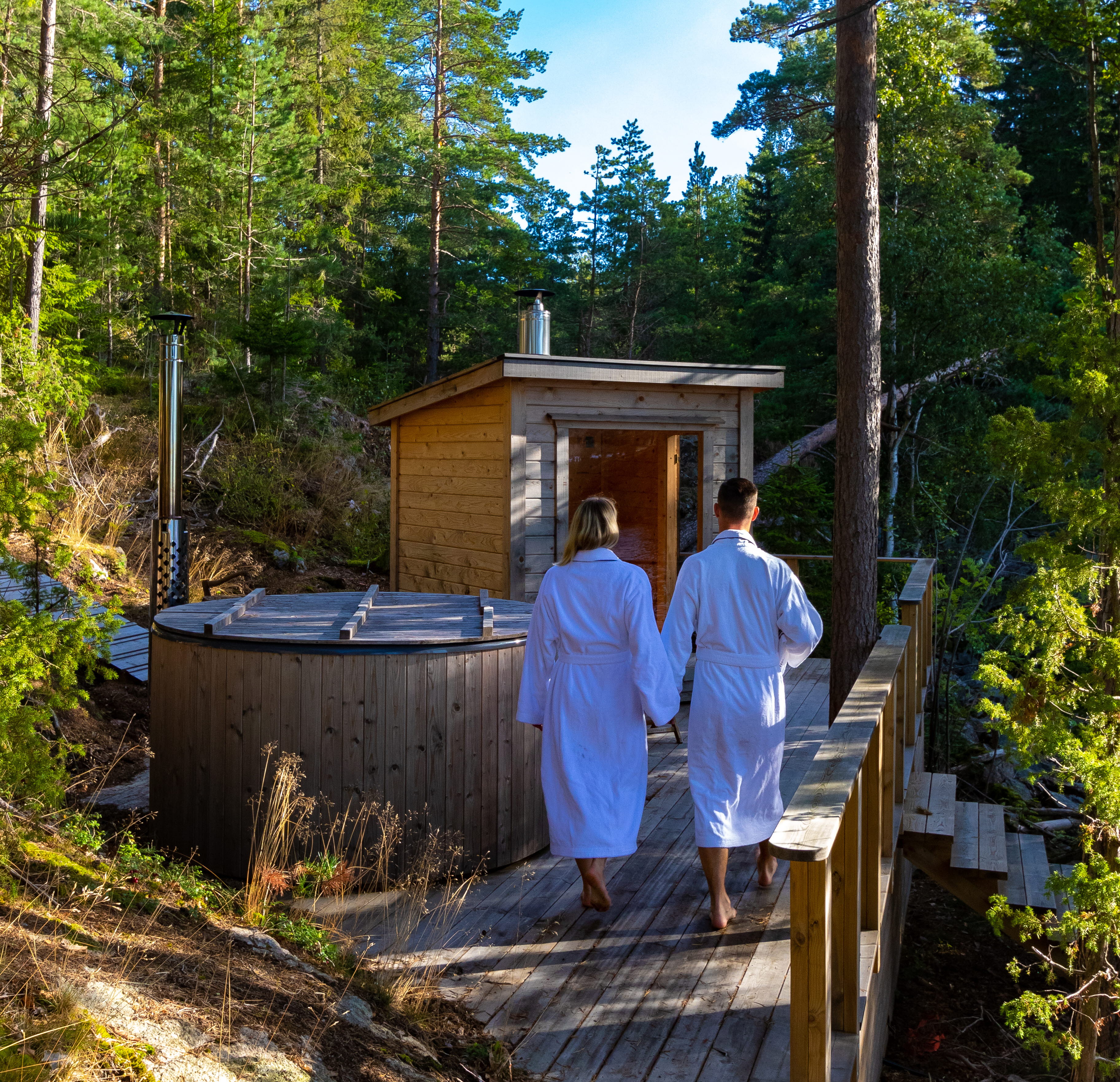 Two people visit a glass house in Dalsland.