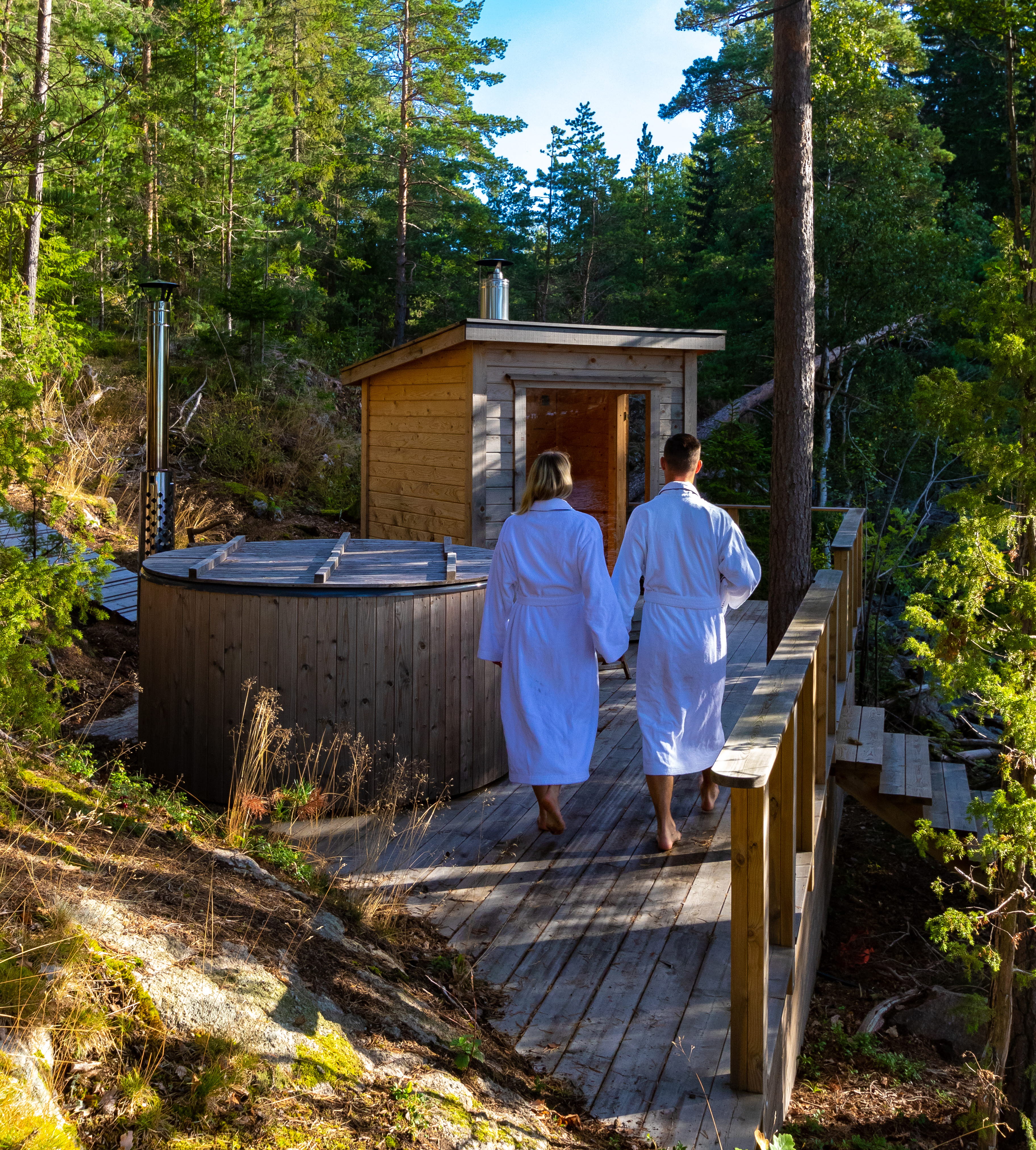 Two people visit a glass house in Dalsland.