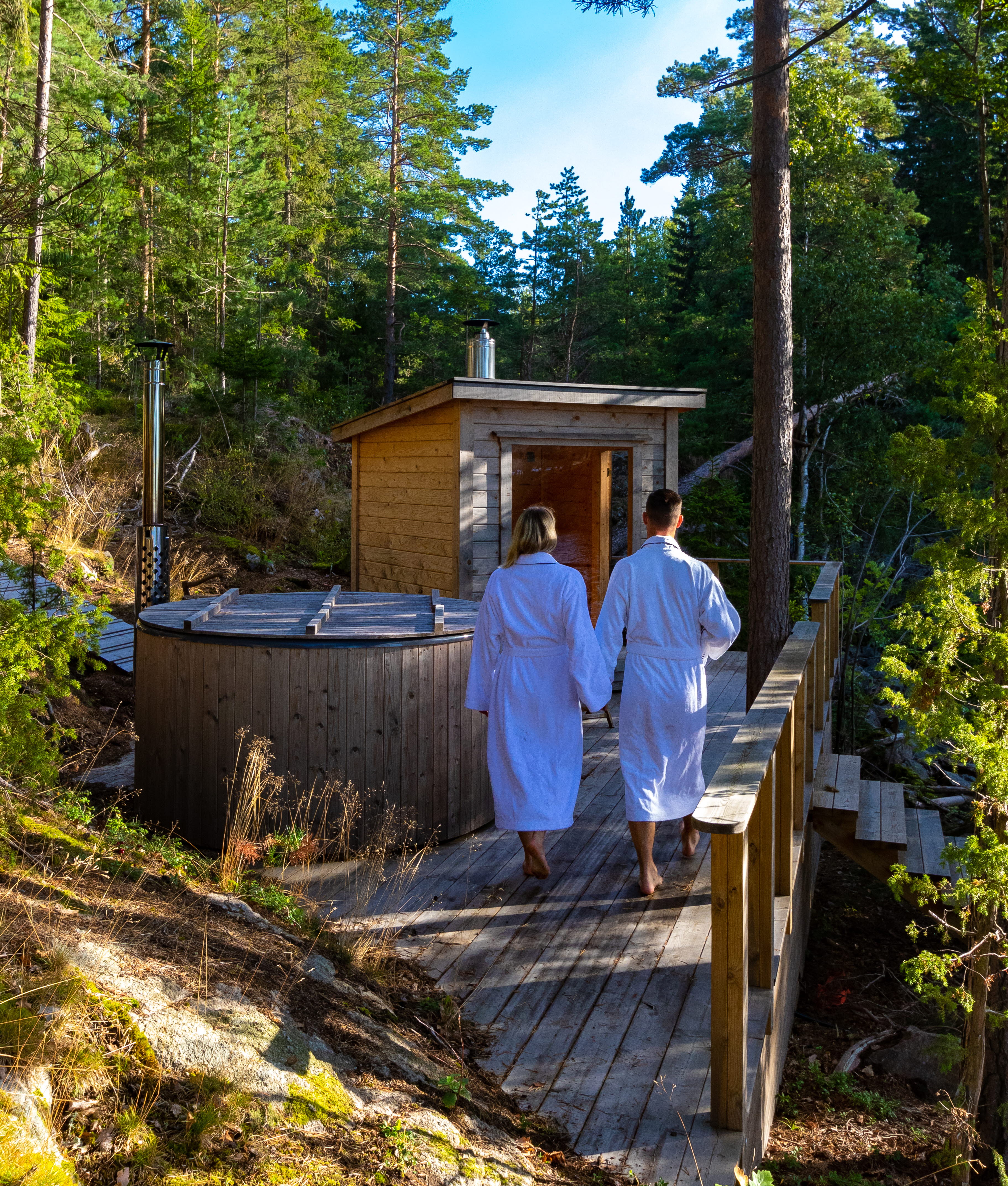 Two people visit a glass house in Dalsland.