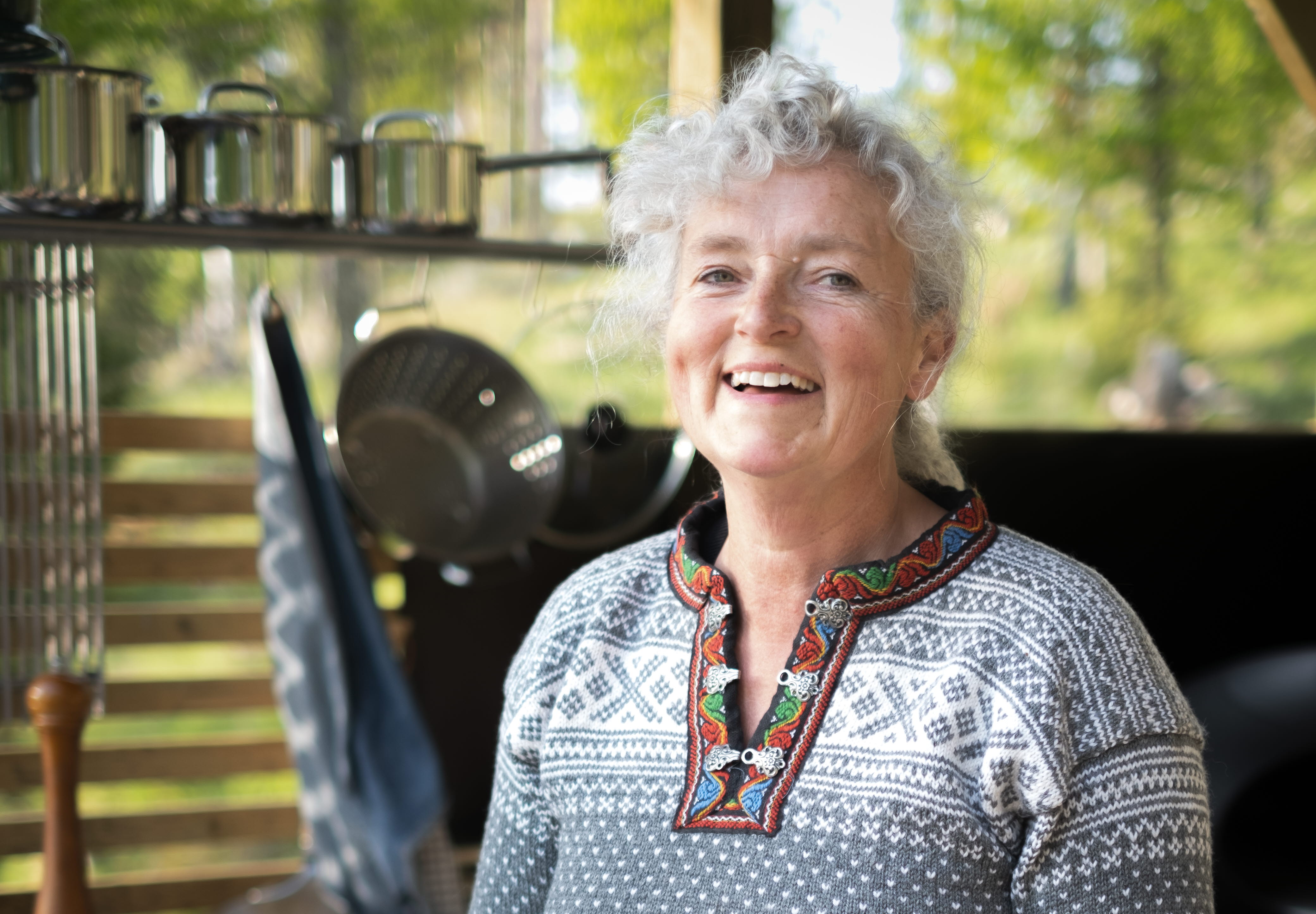 Kvinna håller en bricka med mat