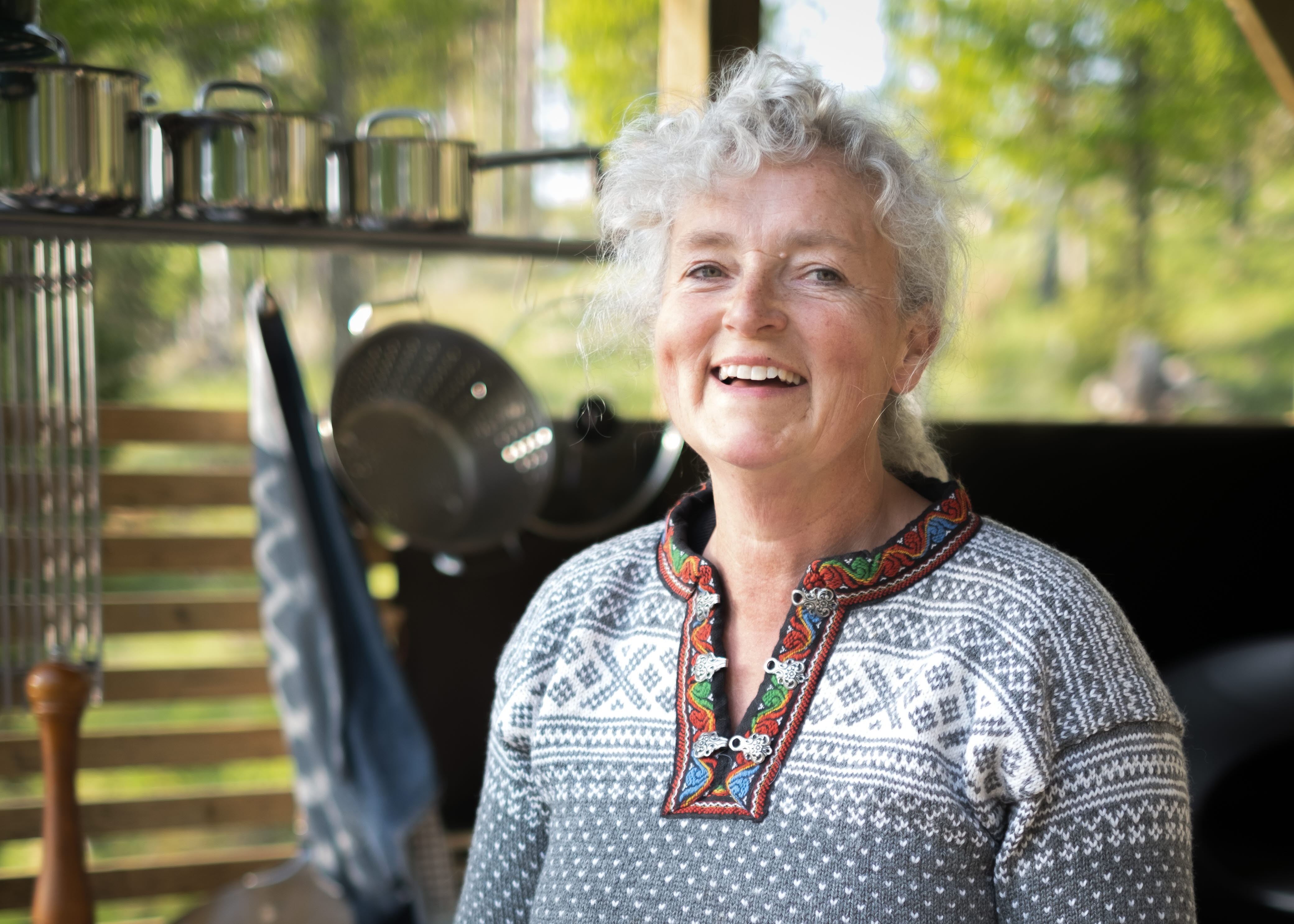 Woman holding a try of food in Dalsland
