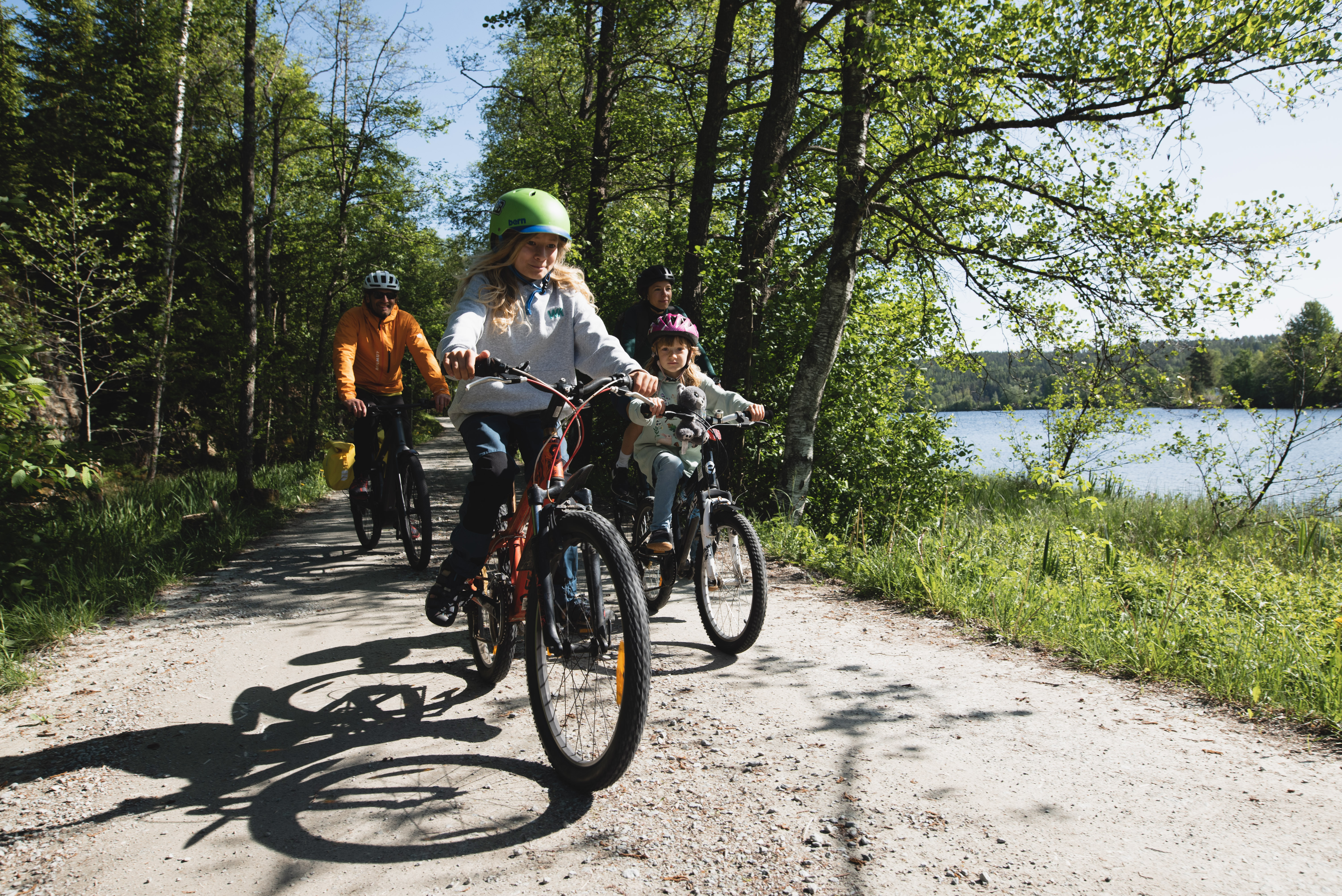 Family cycling on the Vännerleden.
