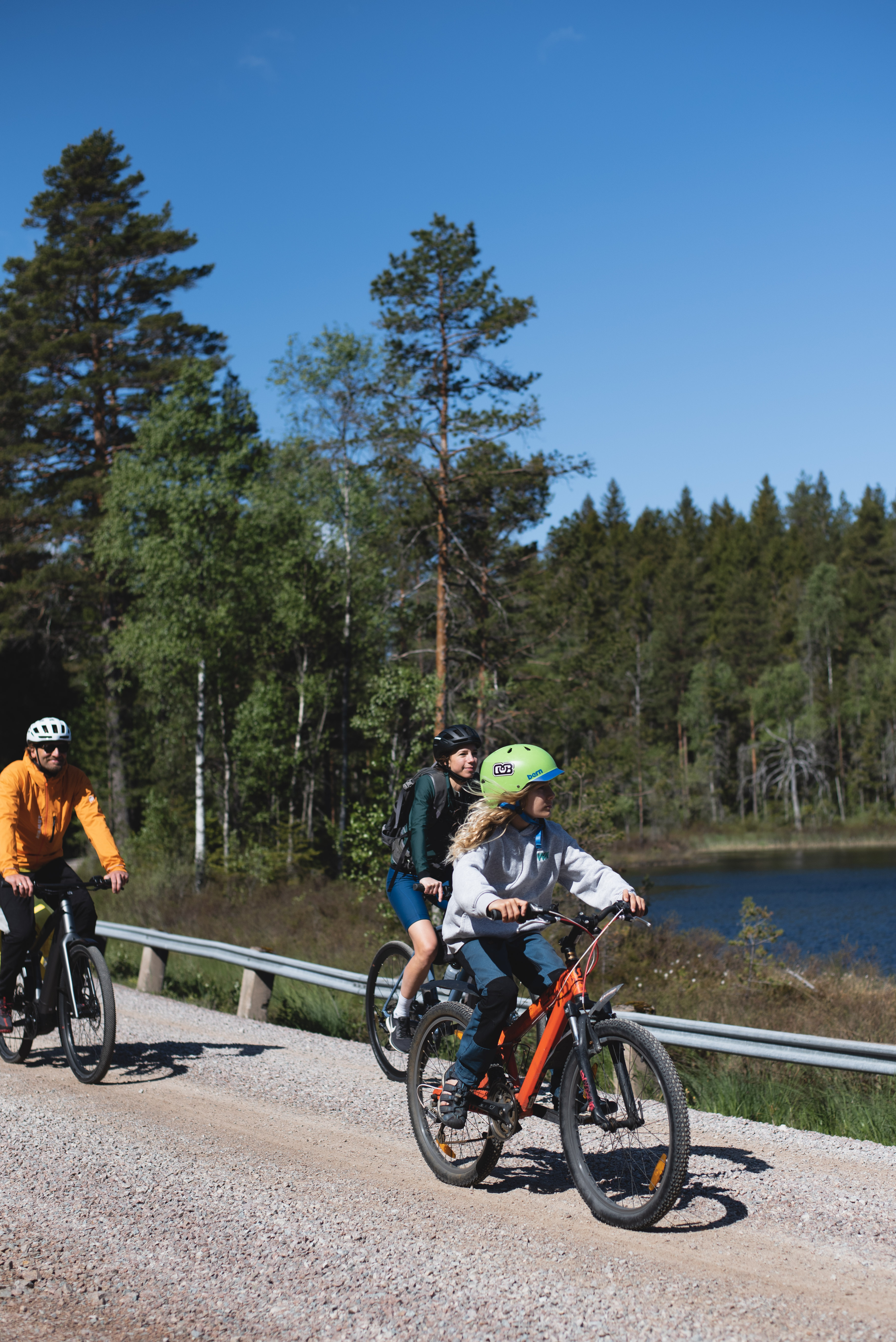 Family cycling on the Vännerleden.