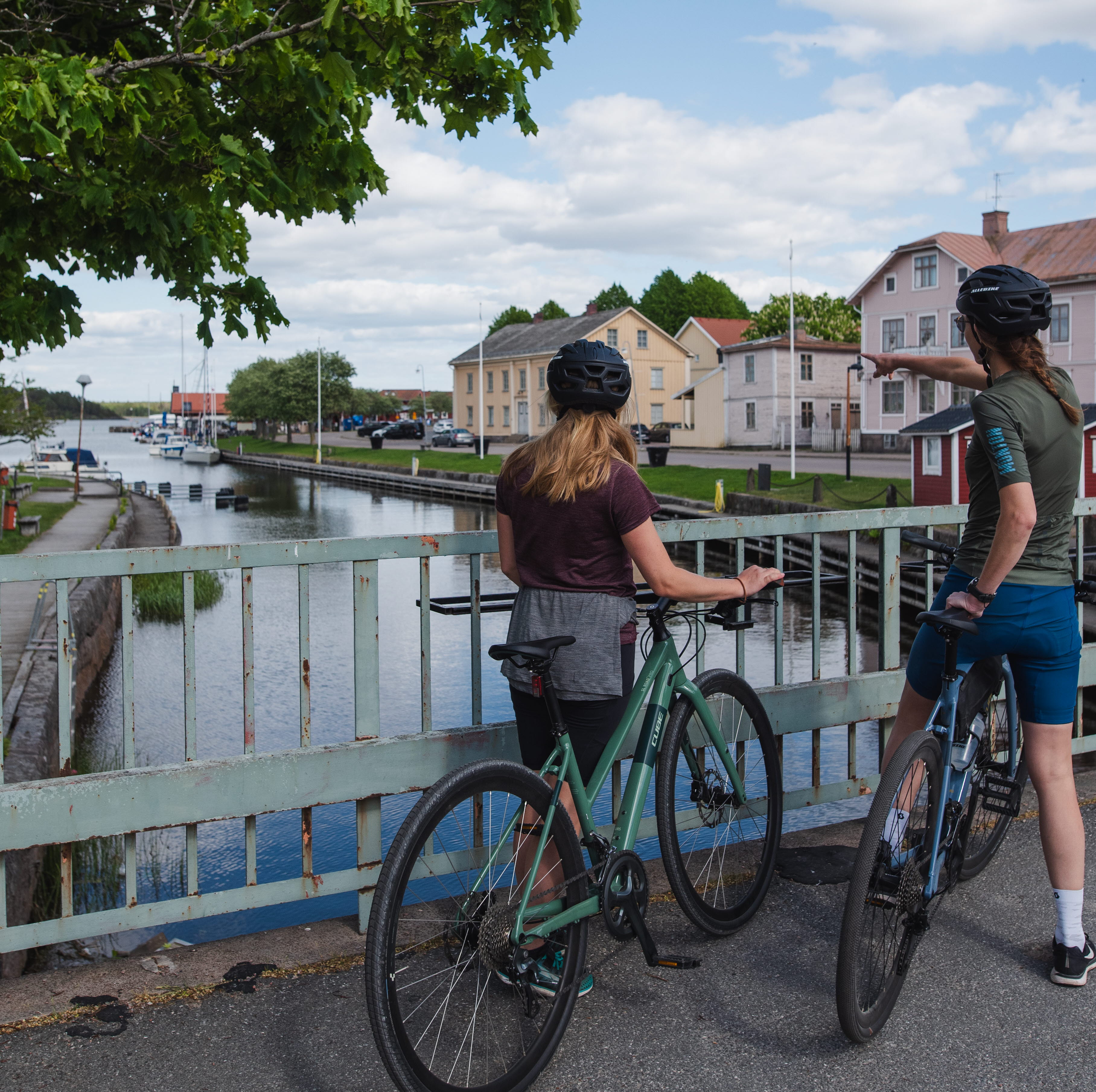 Two people are cycling in Åmål.