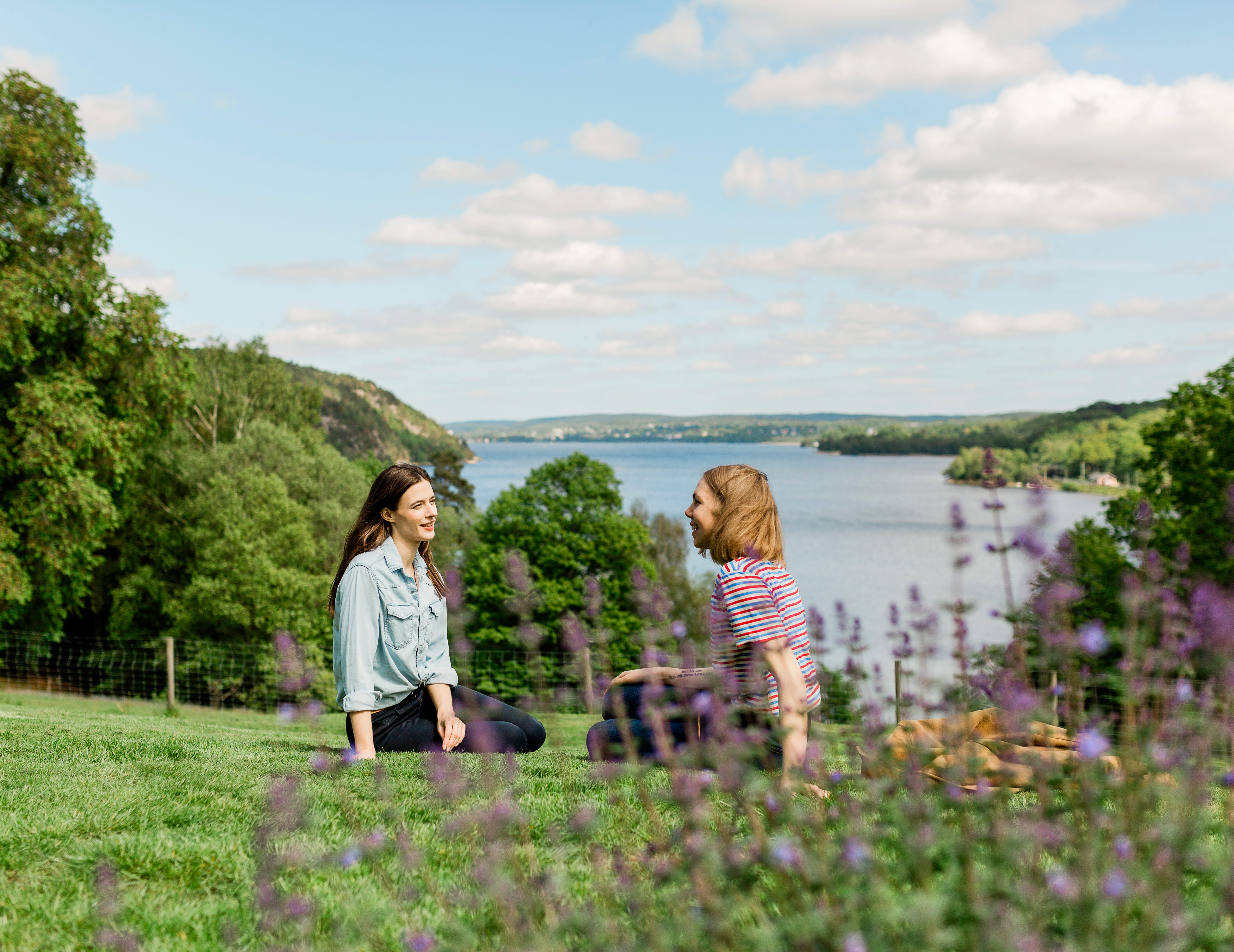 Two women visiting Jonsereds Gardens