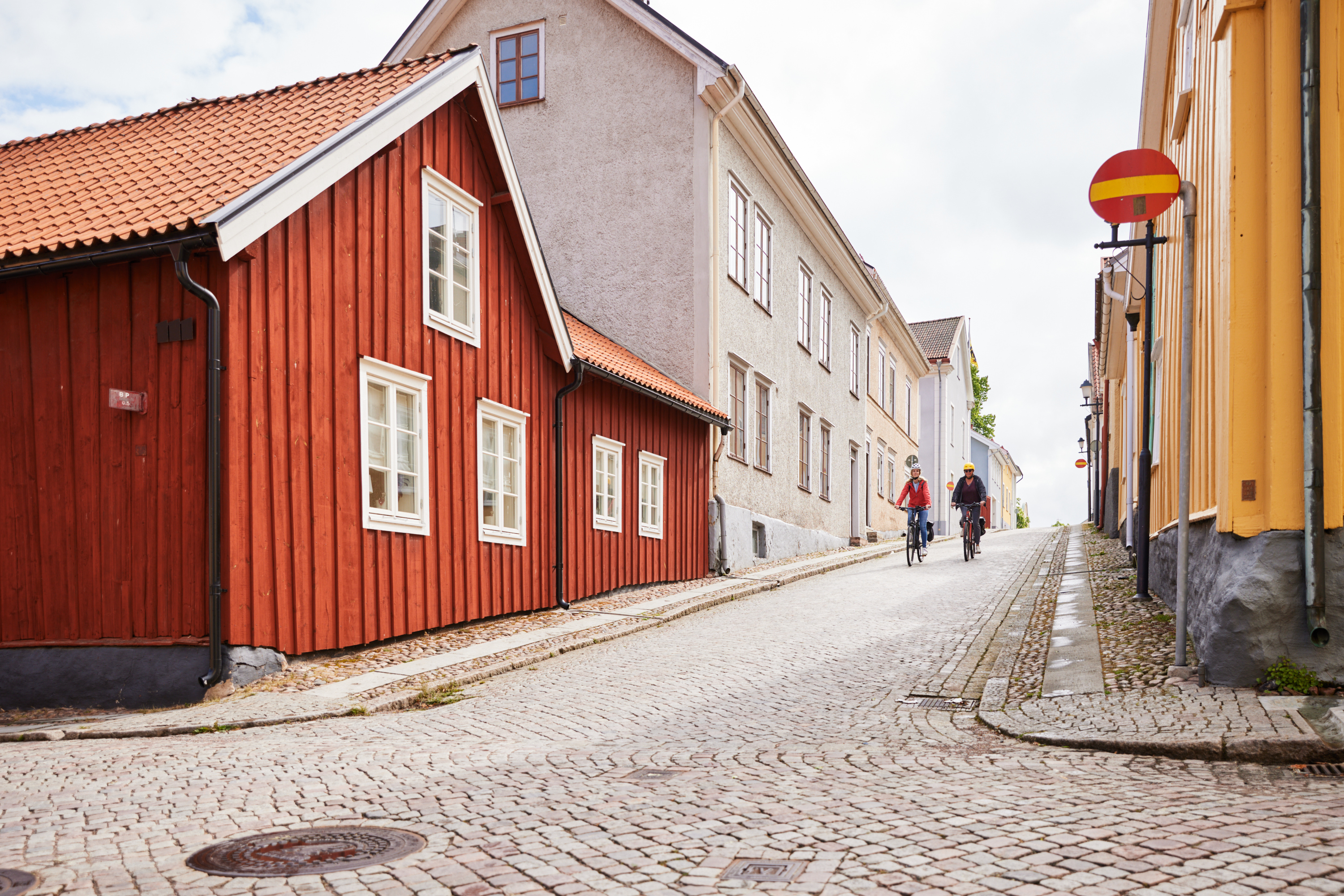 Women cycle on the Vänerleden