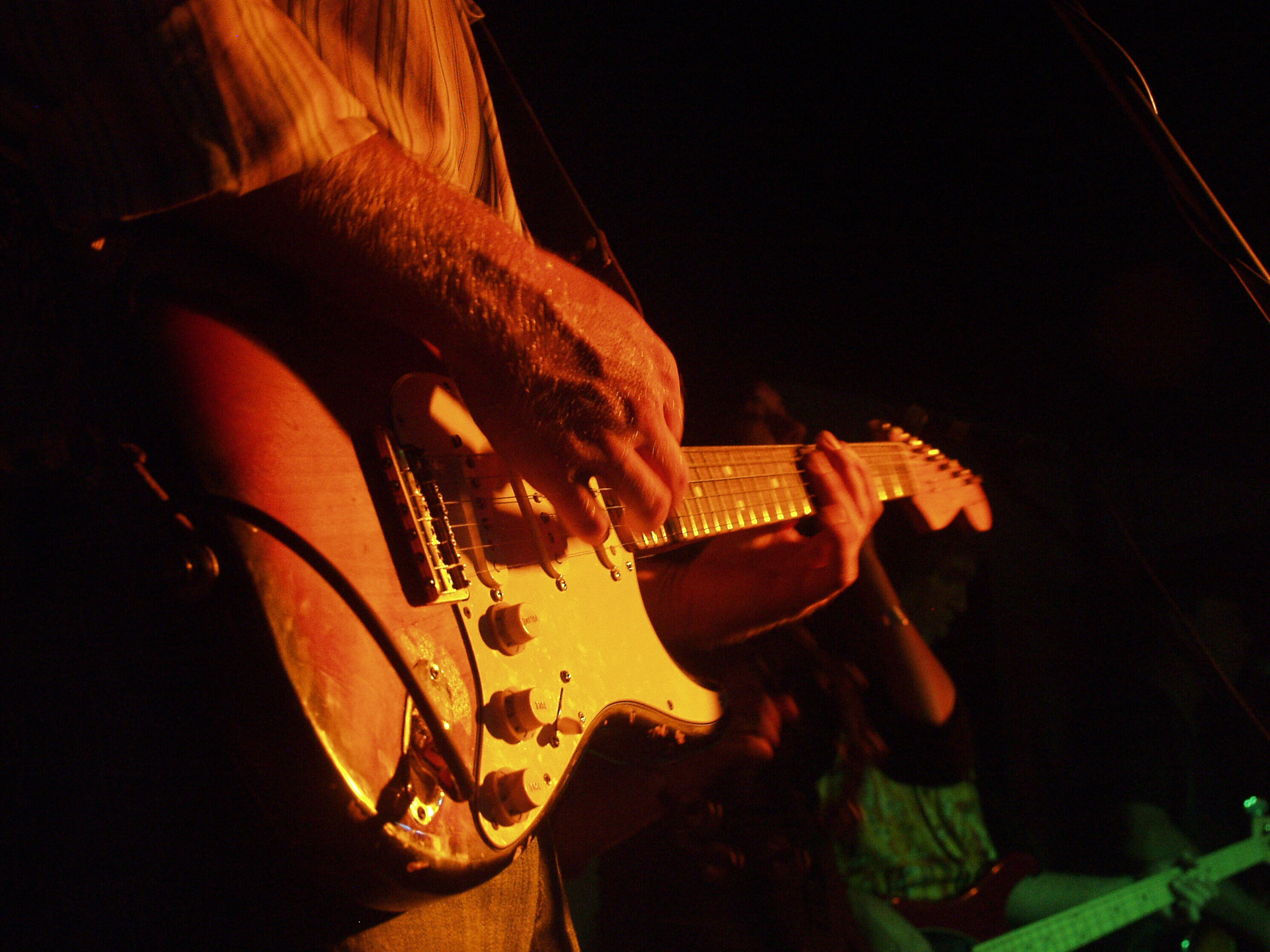 Man med elgitarr