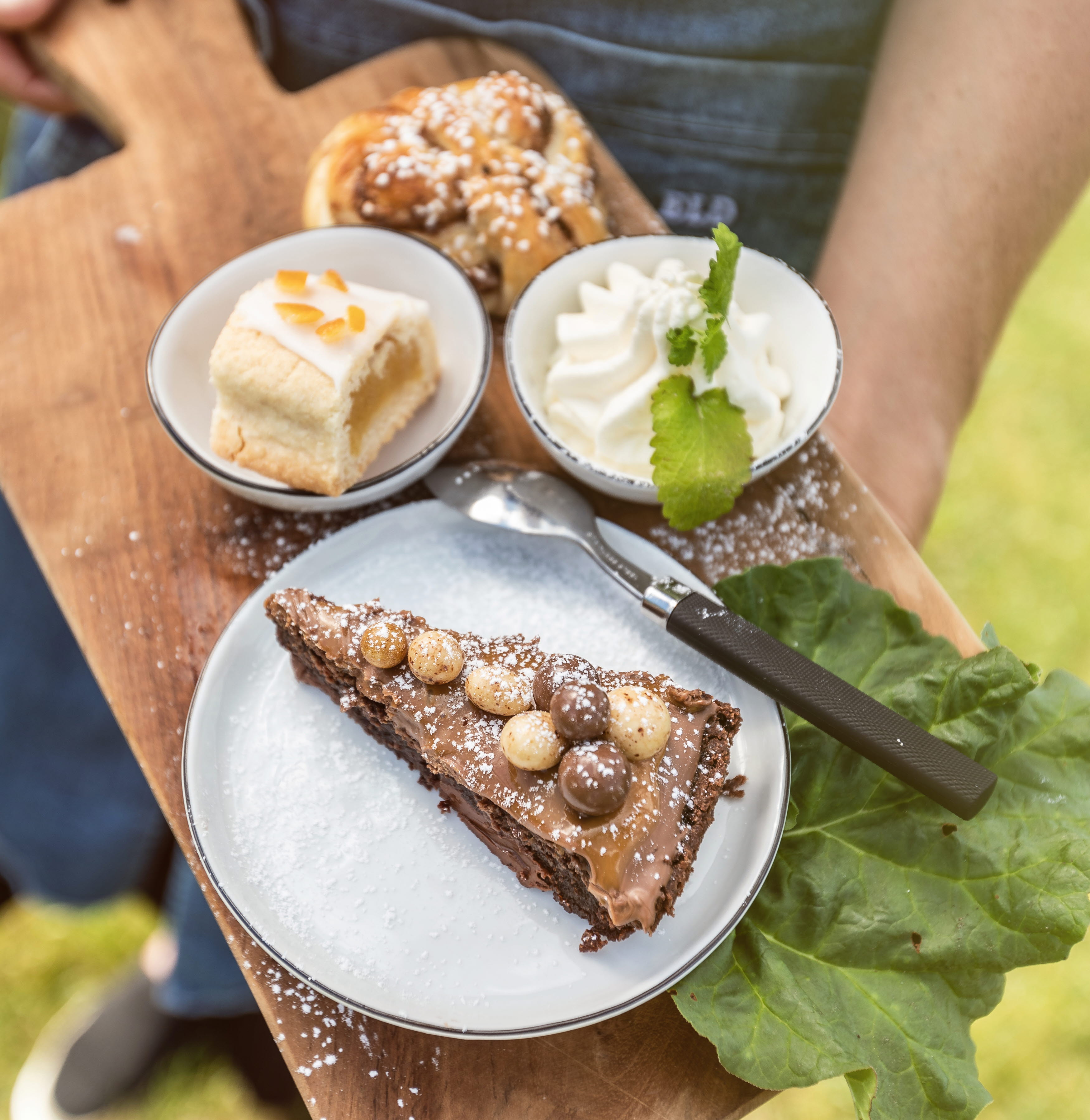 Draft cake, bun and a cake on a wooden board.