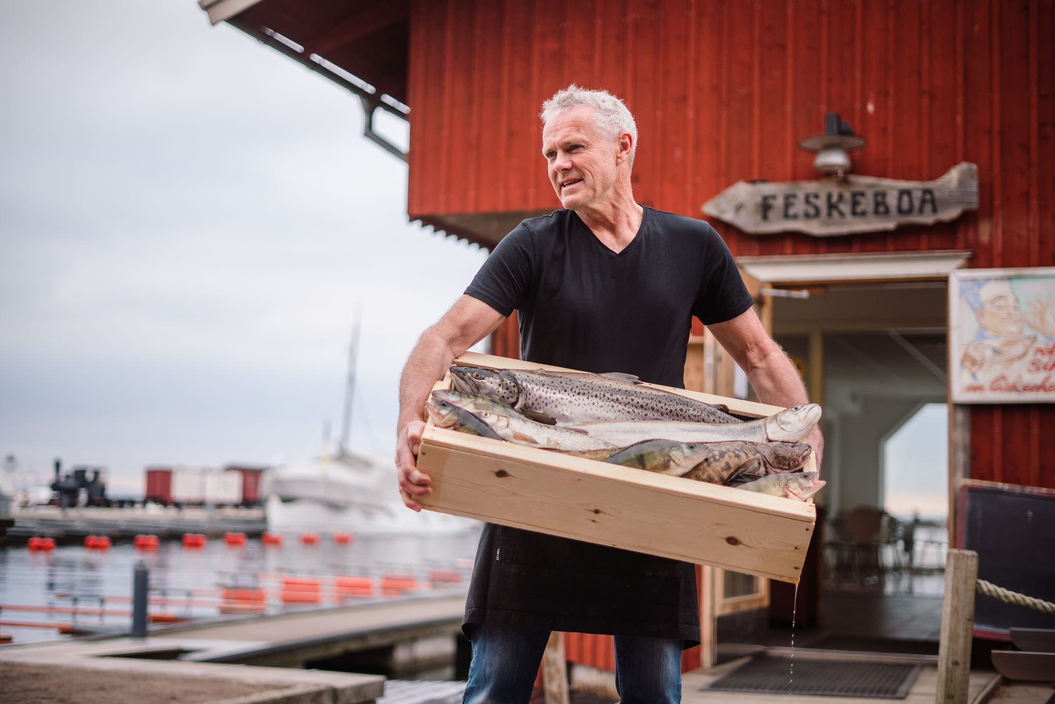 Man outside the fish shop Hjo Sik. 