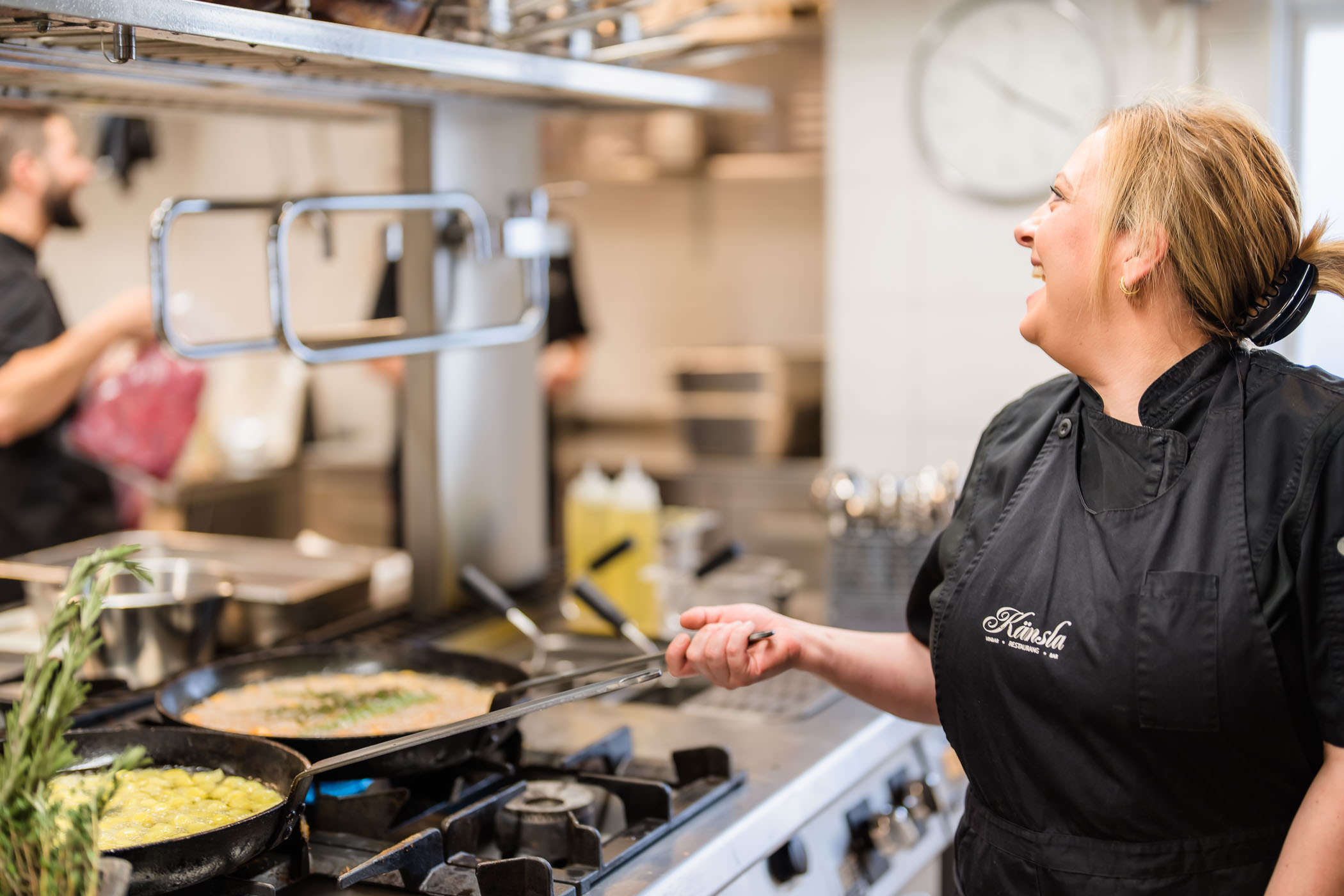 Chef cooking in the kitchen, in a restaurant in Hjo. 