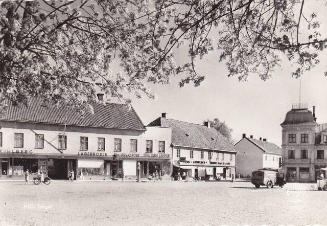 Old picture of the market square in Hjo. 