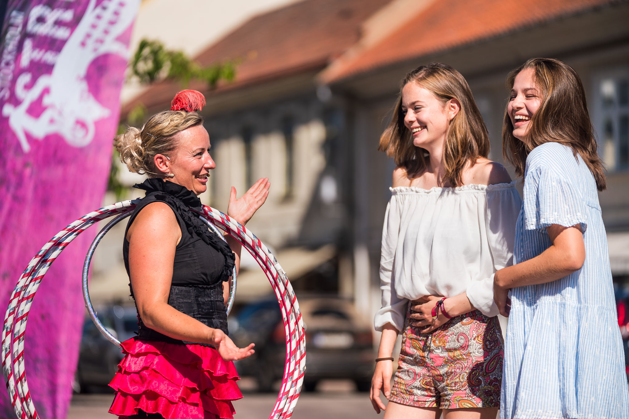 Performing artist chatting with visitors at a street festival at the market square in Hjo. 