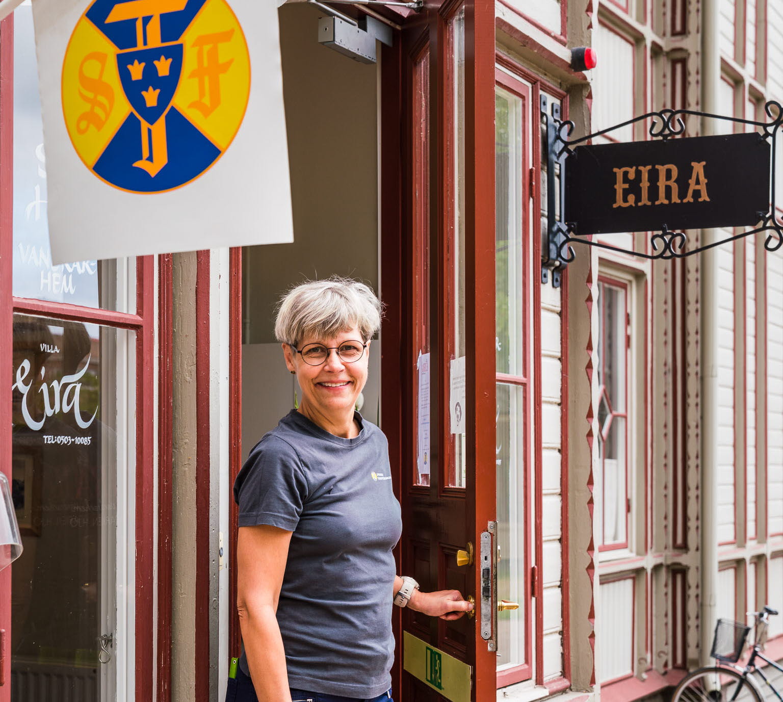 Owner Lotta Nyberg in the doorway to STF youth hostel Villa Eira in the town park in Hjo. 