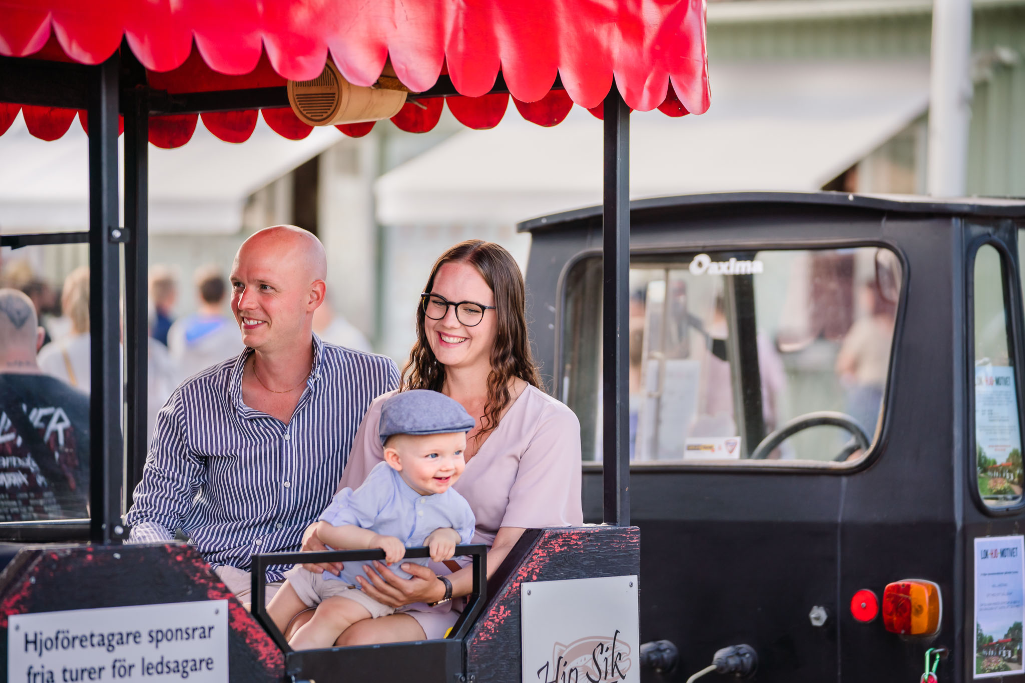 Family sitting on a sightseeingtrain in Hjo. 
