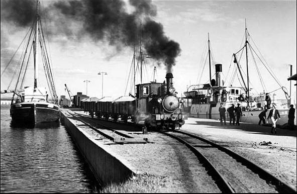 Historical photo of the railway in the harbour of Hjo. 